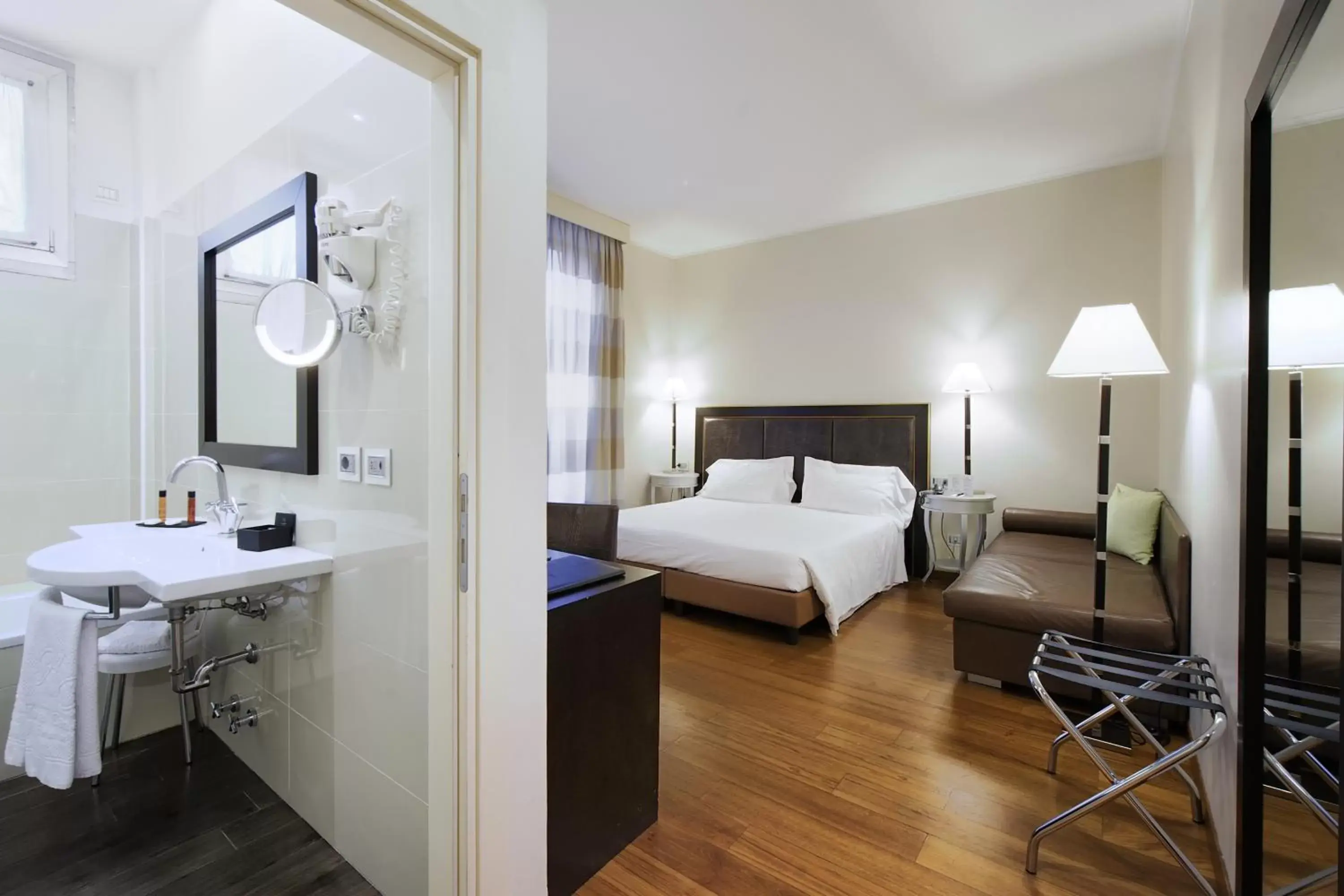 Bathroom, Bed in Hotel Canada