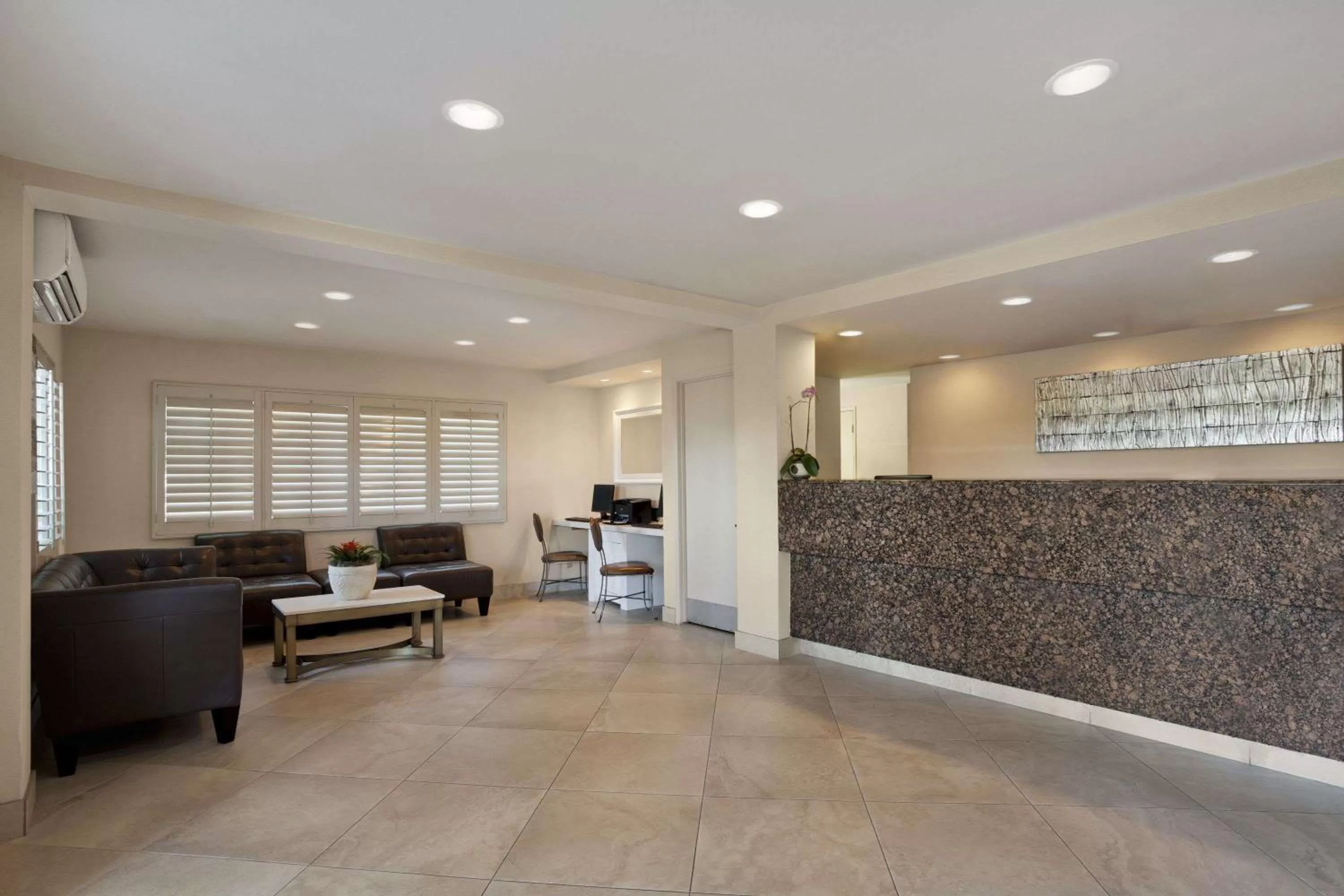 Lobby or reception in Days Inn by Wyndham San Diego Hotel Circle