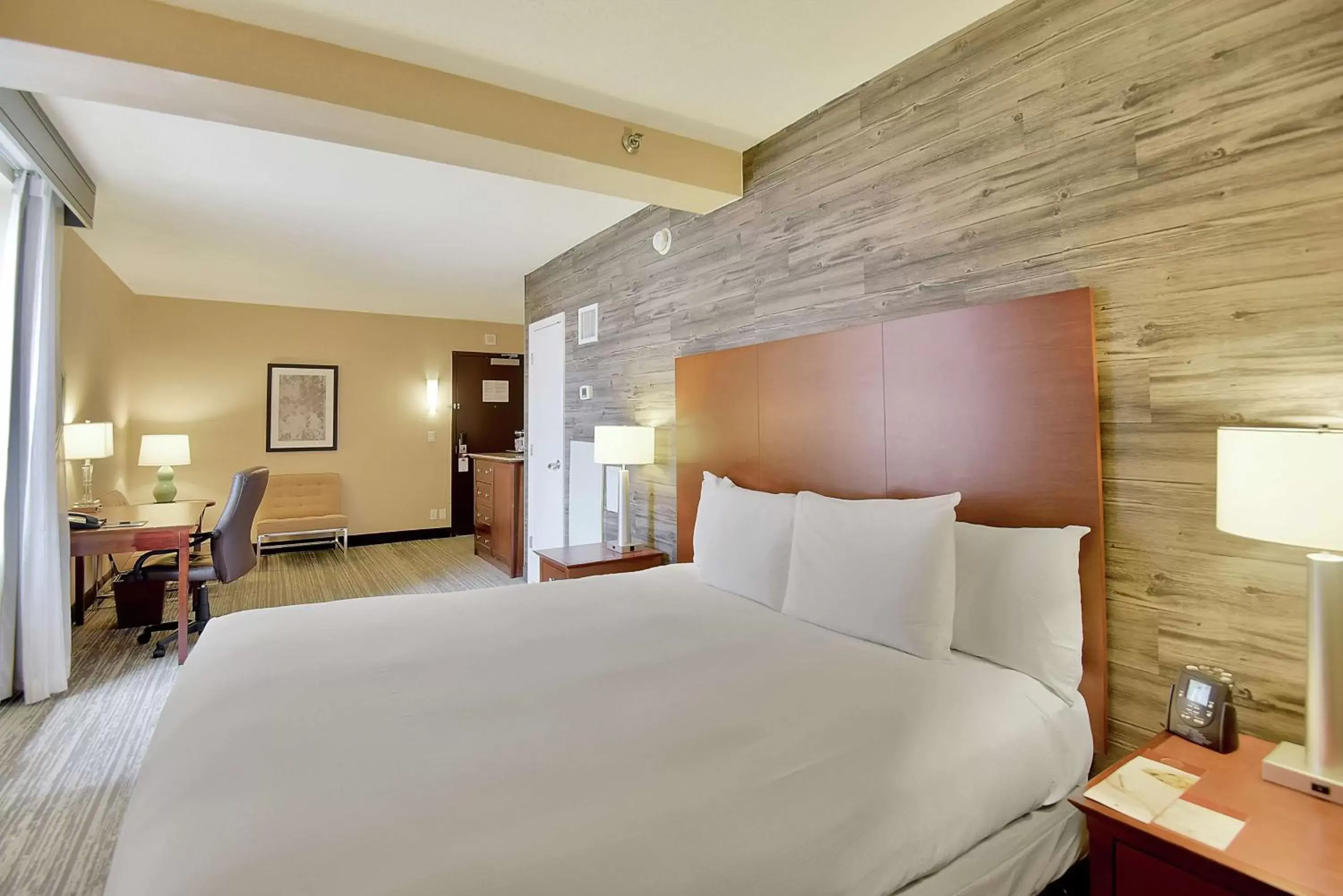 Bedroom in DoubleTree by Hilton Hotel & Suites Houston by the Galleria