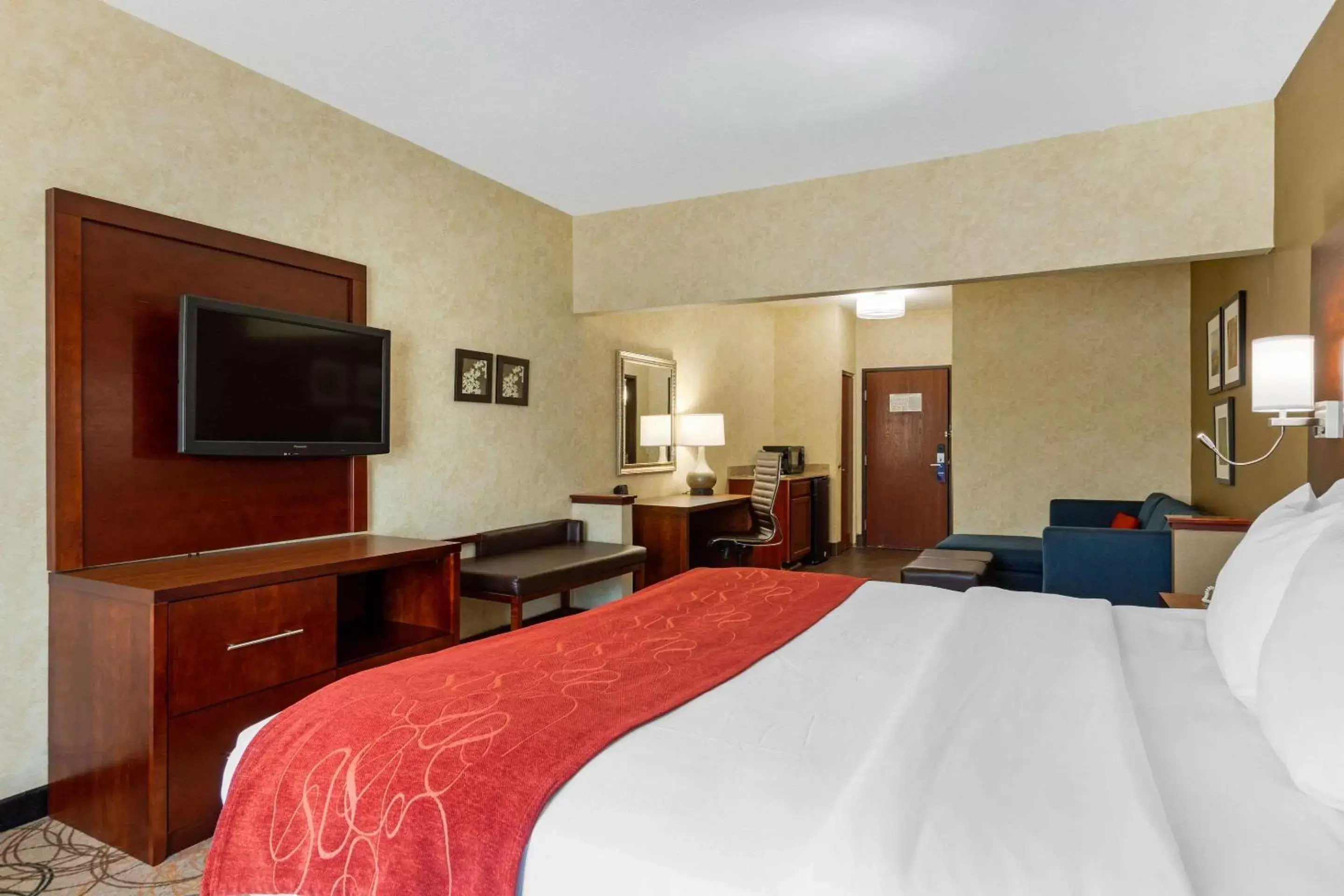 Photo of the whole room, Bed in Comfort Suites Southfield