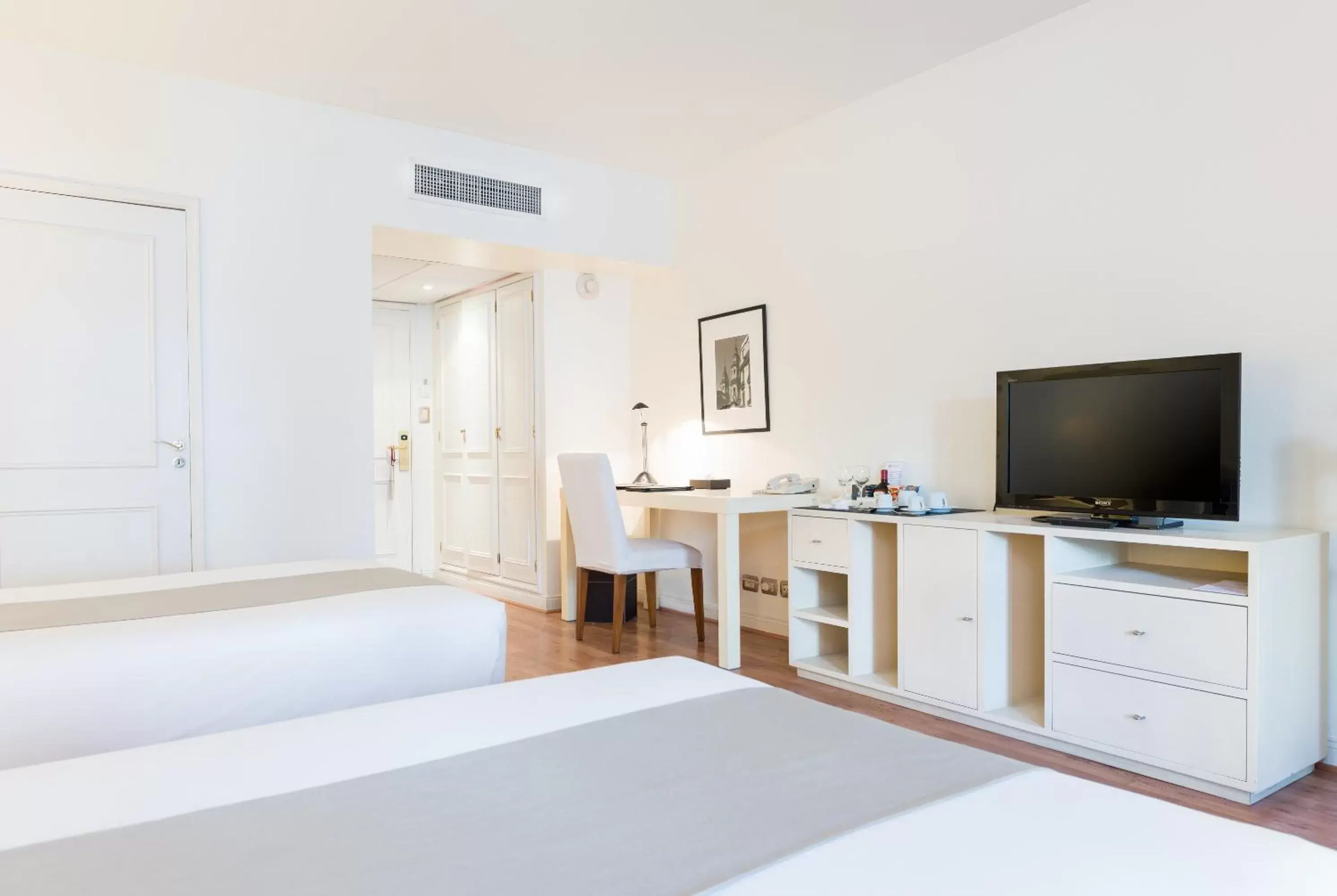 Bedroom, TV/Entertainment Center in Loi Suites Recoleta Hotel