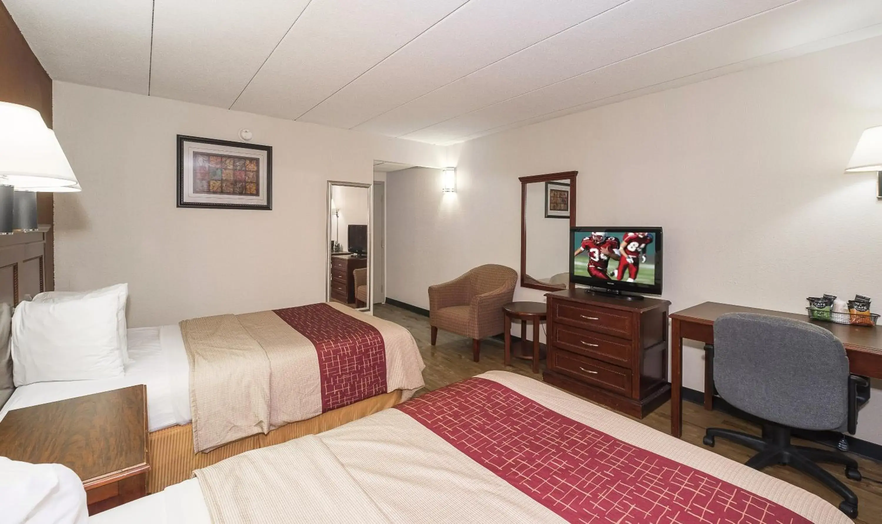 Photo of the whole room, Room Photo in Red Roof Inn Hartford - Vernon