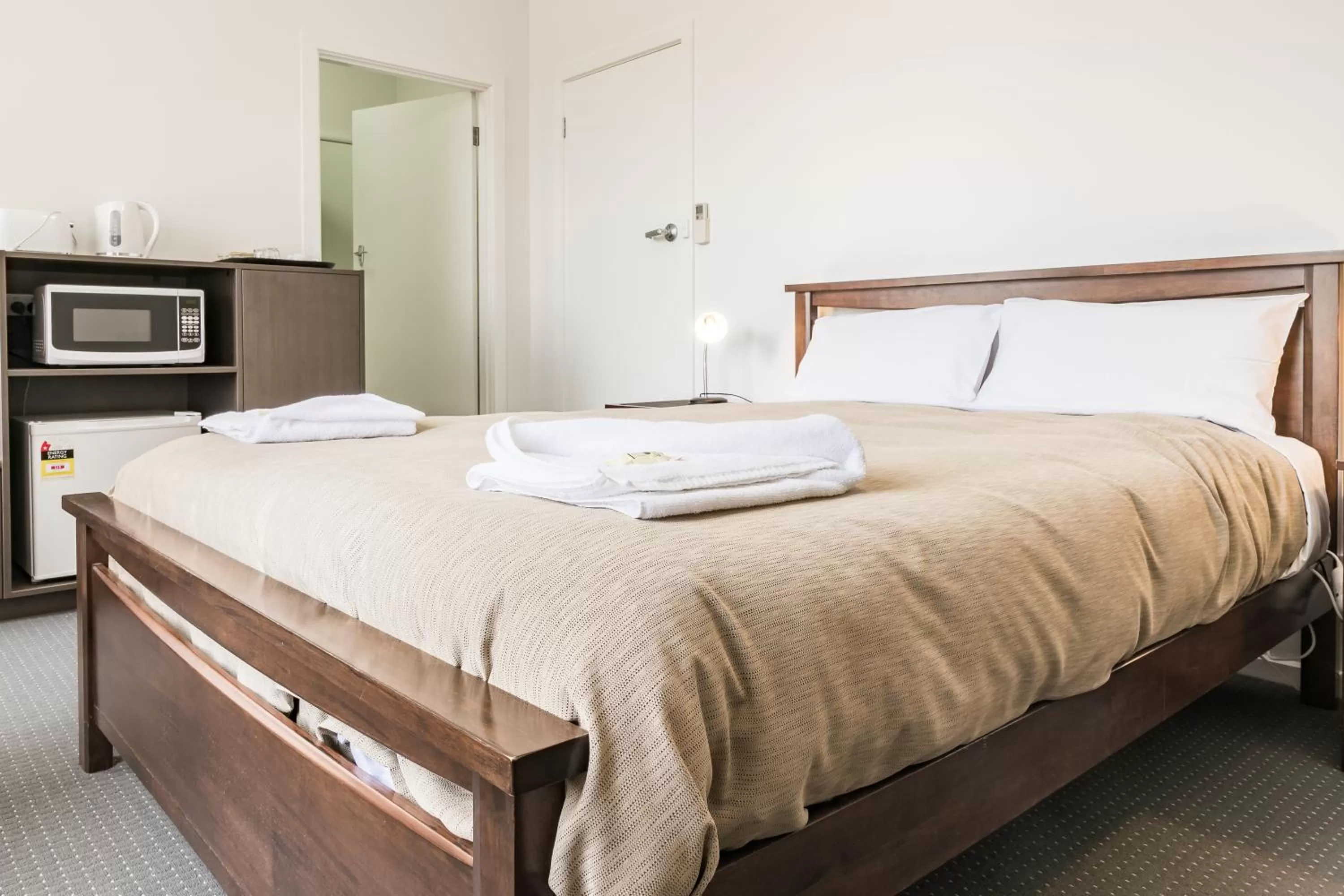 Coffee/tea facilities, Bed in Somerset Hotel