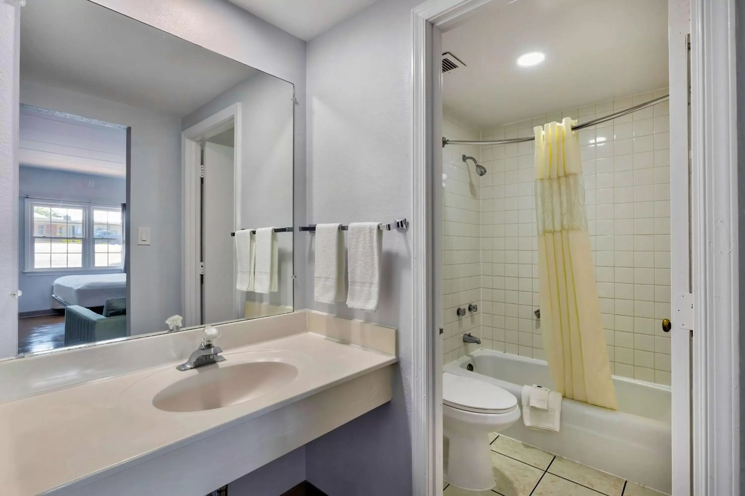 Bathroom in Motel 6-Falls Church, VA - Arlington Boulevard