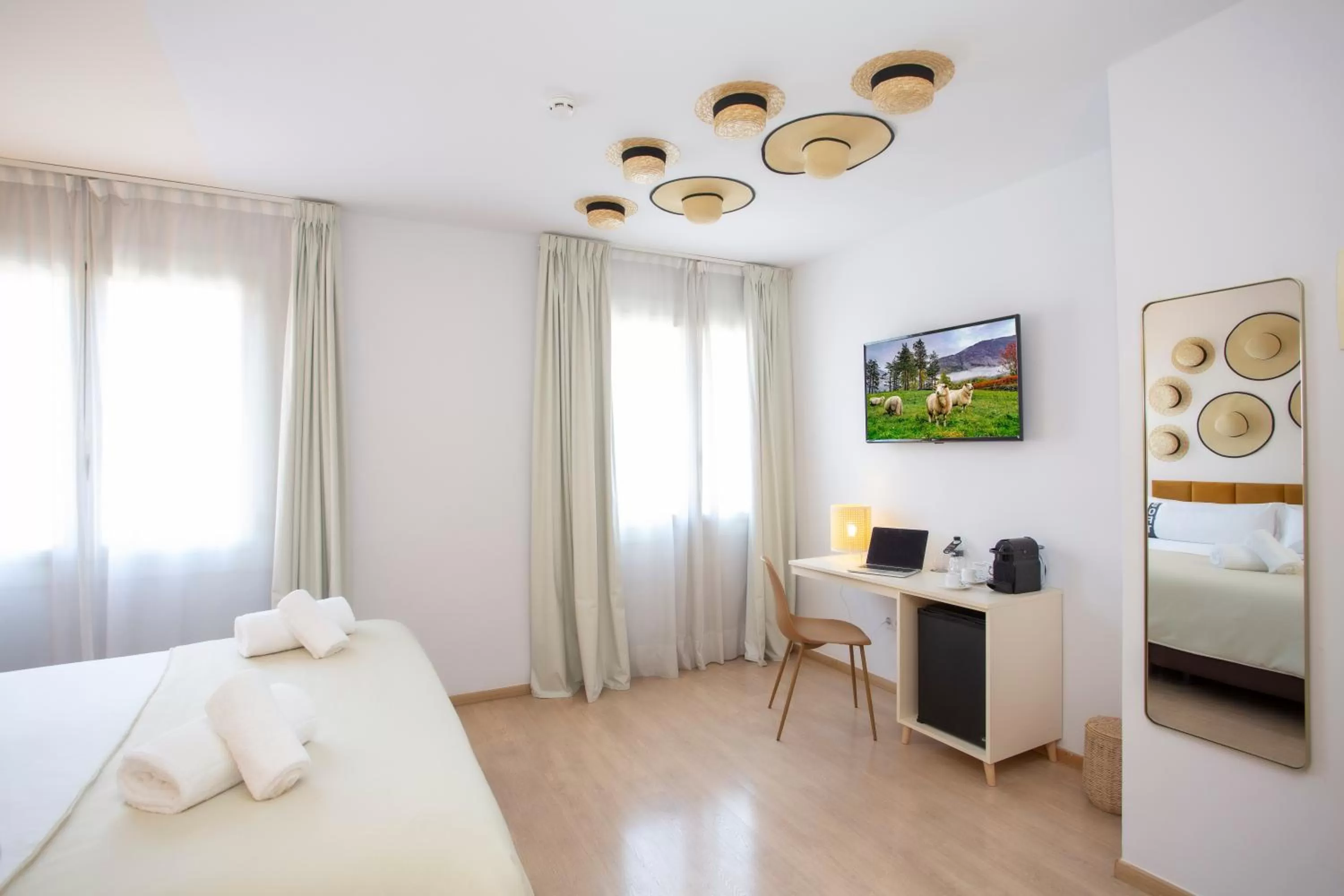 Photo of the whole room, Bed in Casual Colours Barcelona