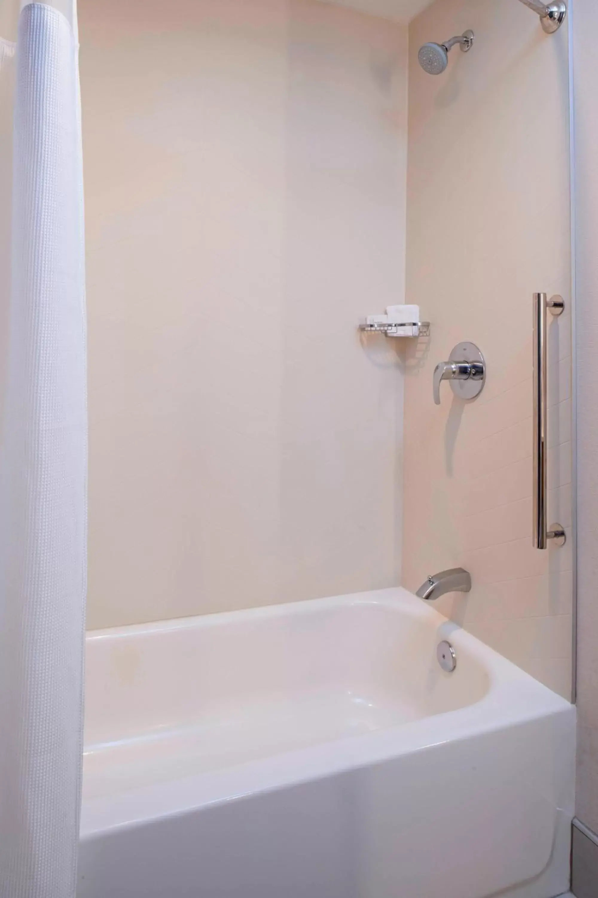 Bathroom in Fairfield Inn & Suites by Marriott Columbus, IN