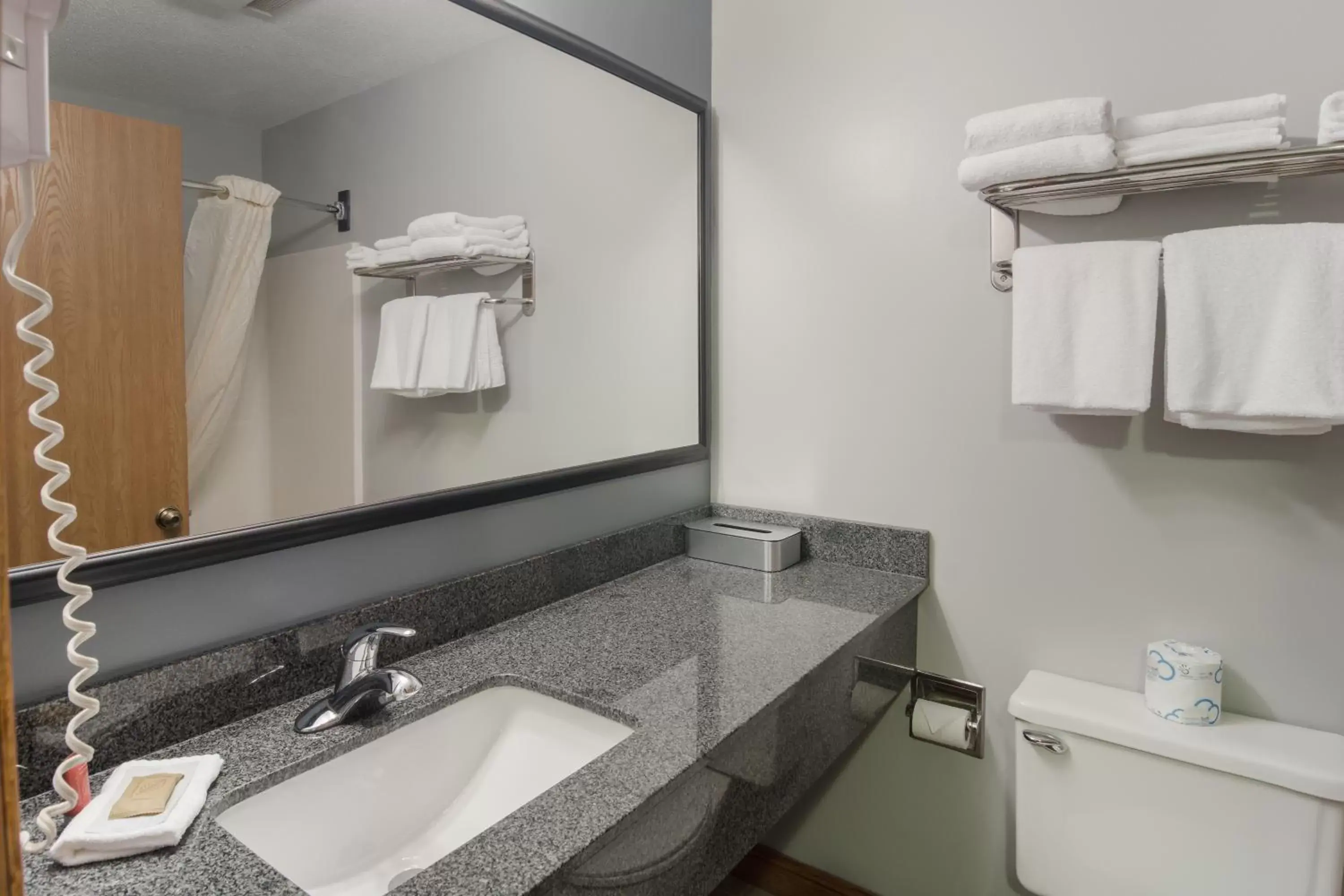 Bathroom in Boarders Inn & Suites by Cobblestone Hotels - Superior/Duluth