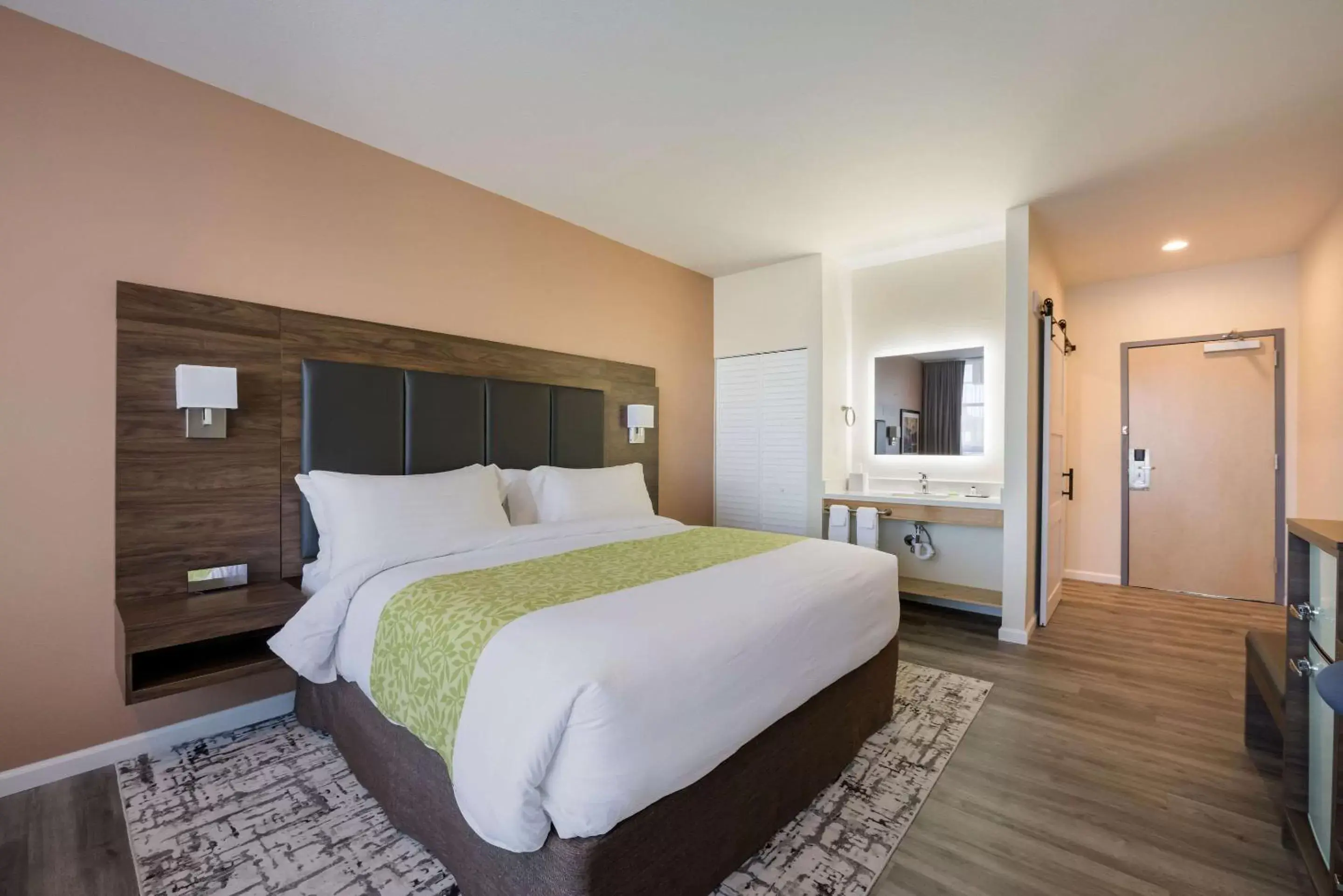 Photo of the whole room, Bed in Inn at Port Gardner-Everett Waterfront, Ascend Hotel Collection