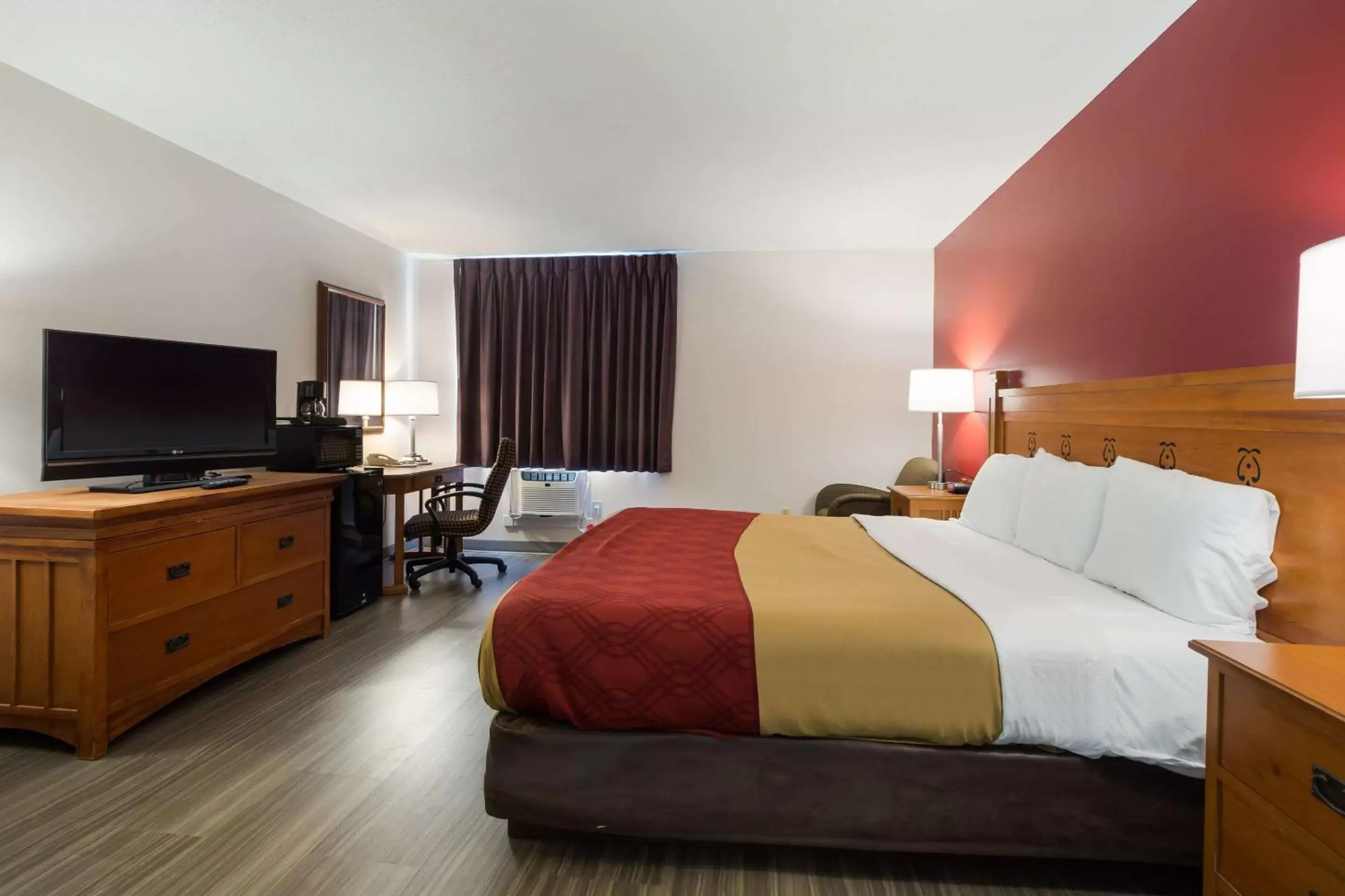 Photo of the whole room, Bed in Econo Lodge Inn & Suites