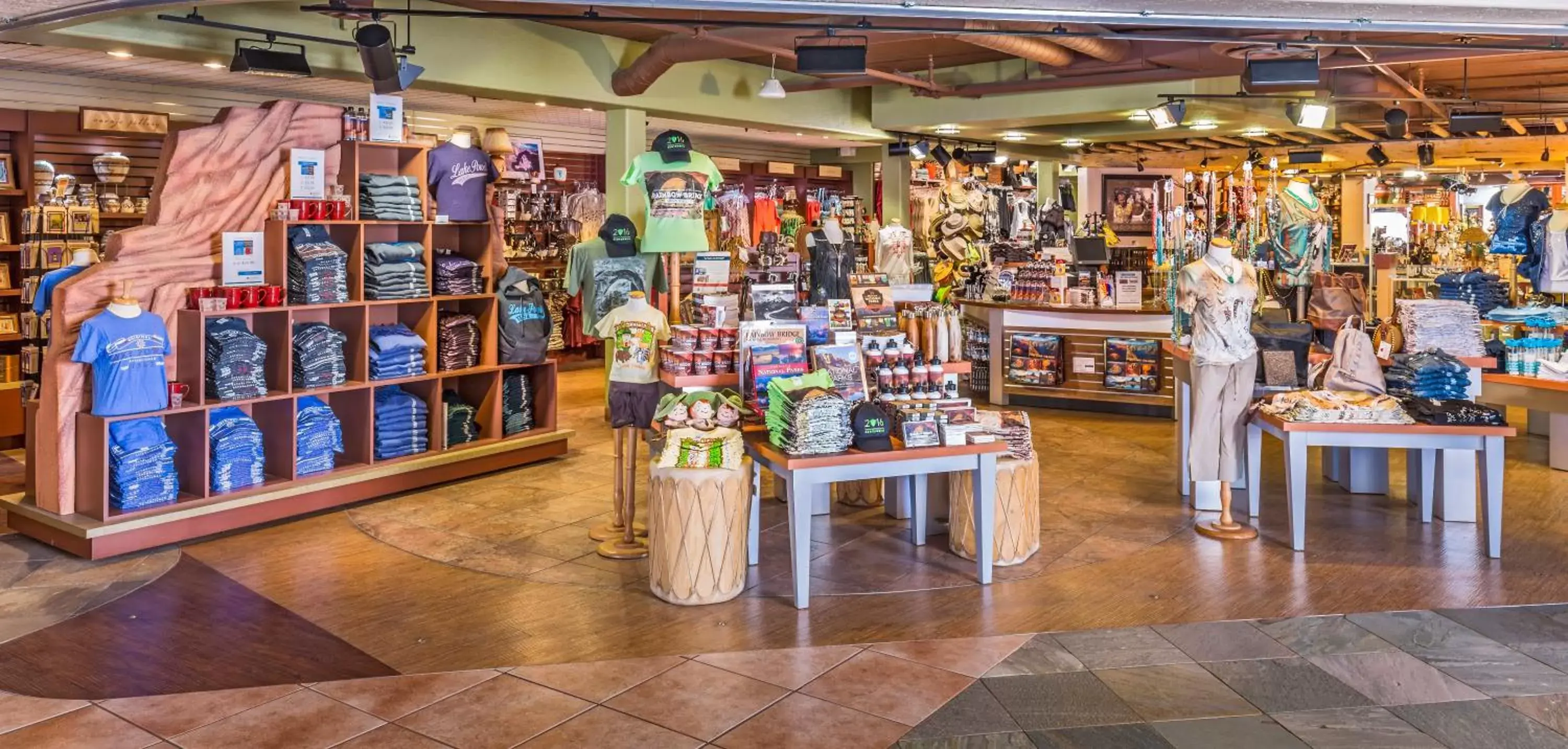 On-site shops, Supermarket/Shops in Lake Powell Resort