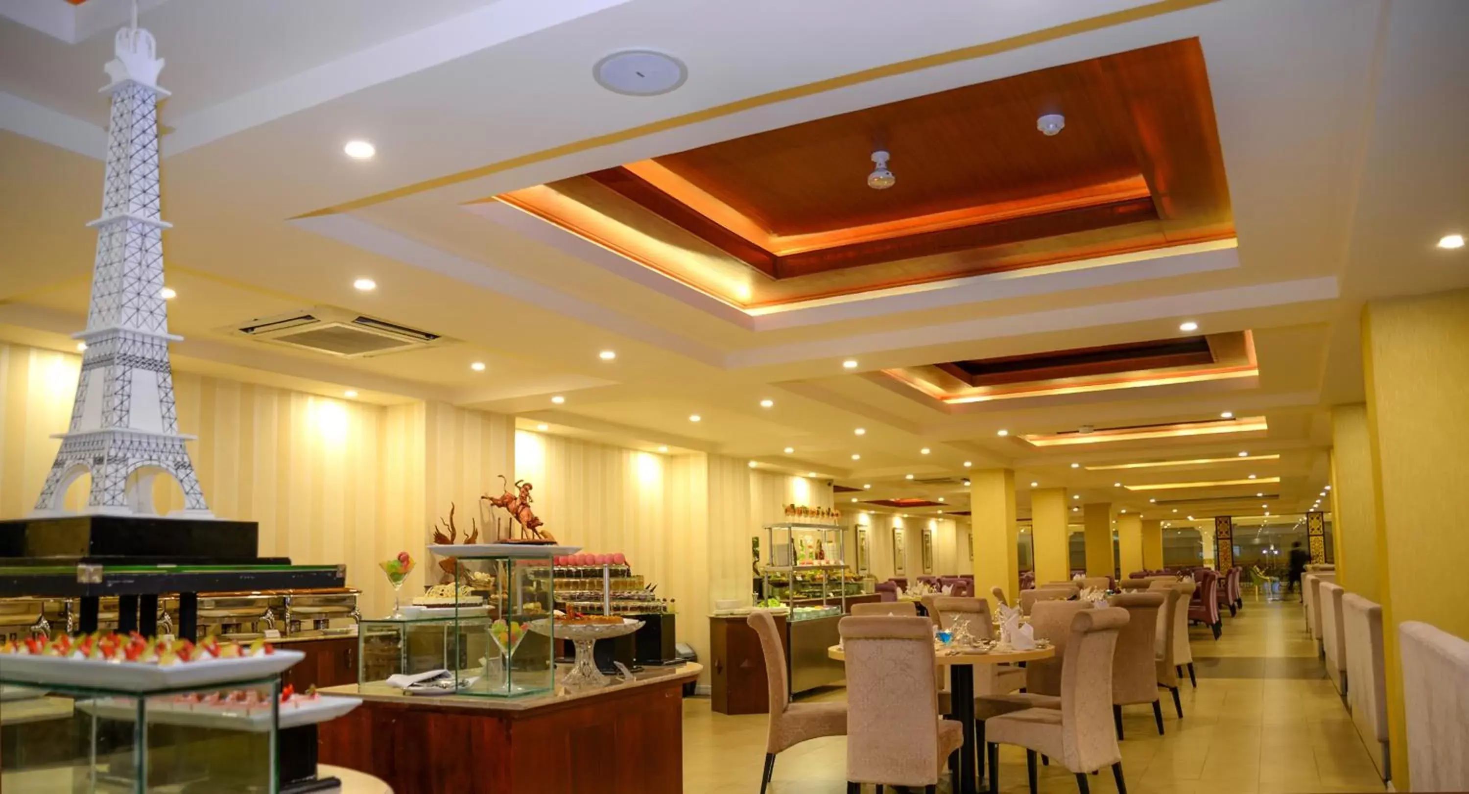 Restaurant/Places to Eat in The Grand Kandyan
