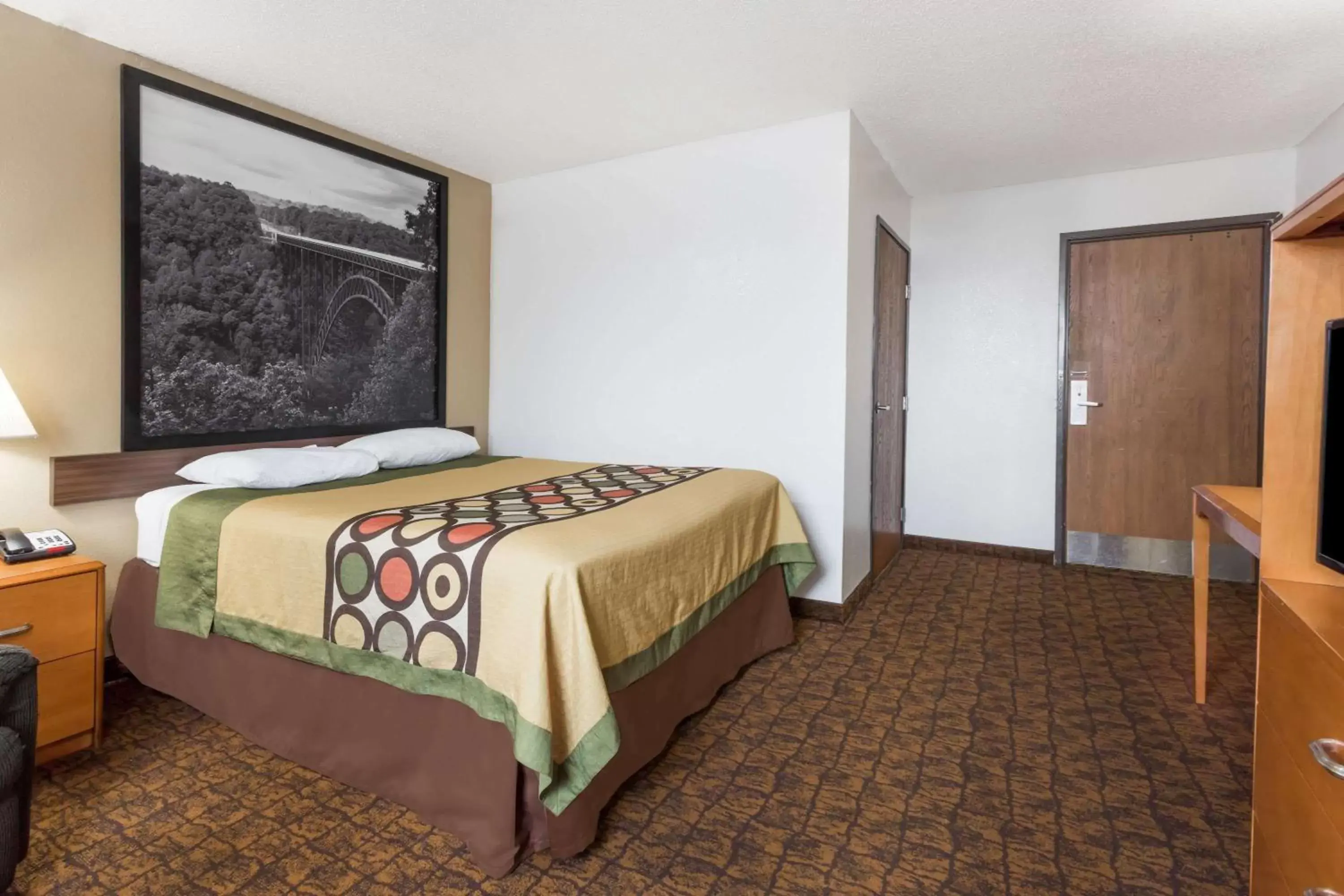 Photo of the whole room, Bed in Super 8 by Wyndham Summersville