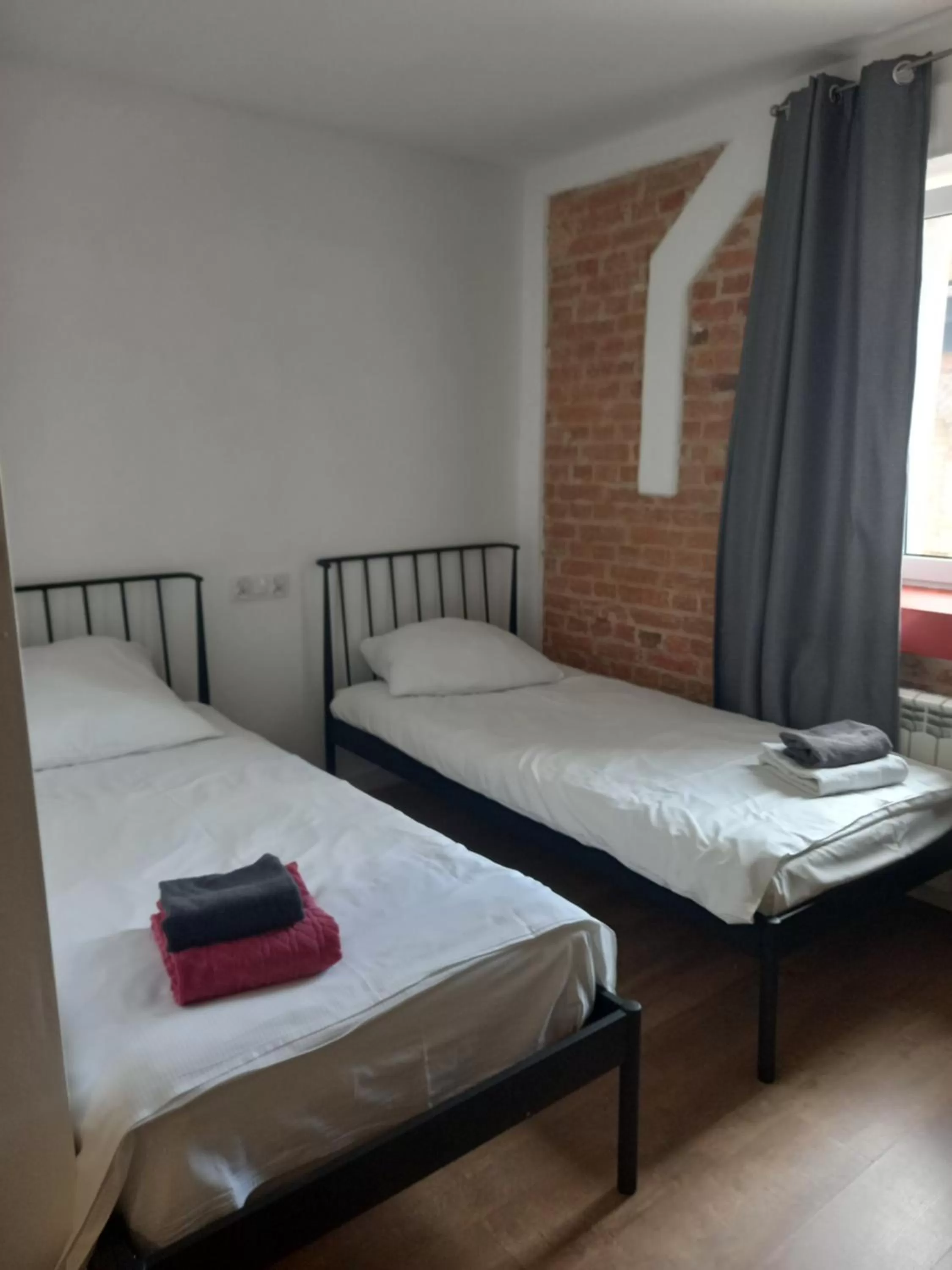 Photo of the whole room, Bed in Leon's Rooms