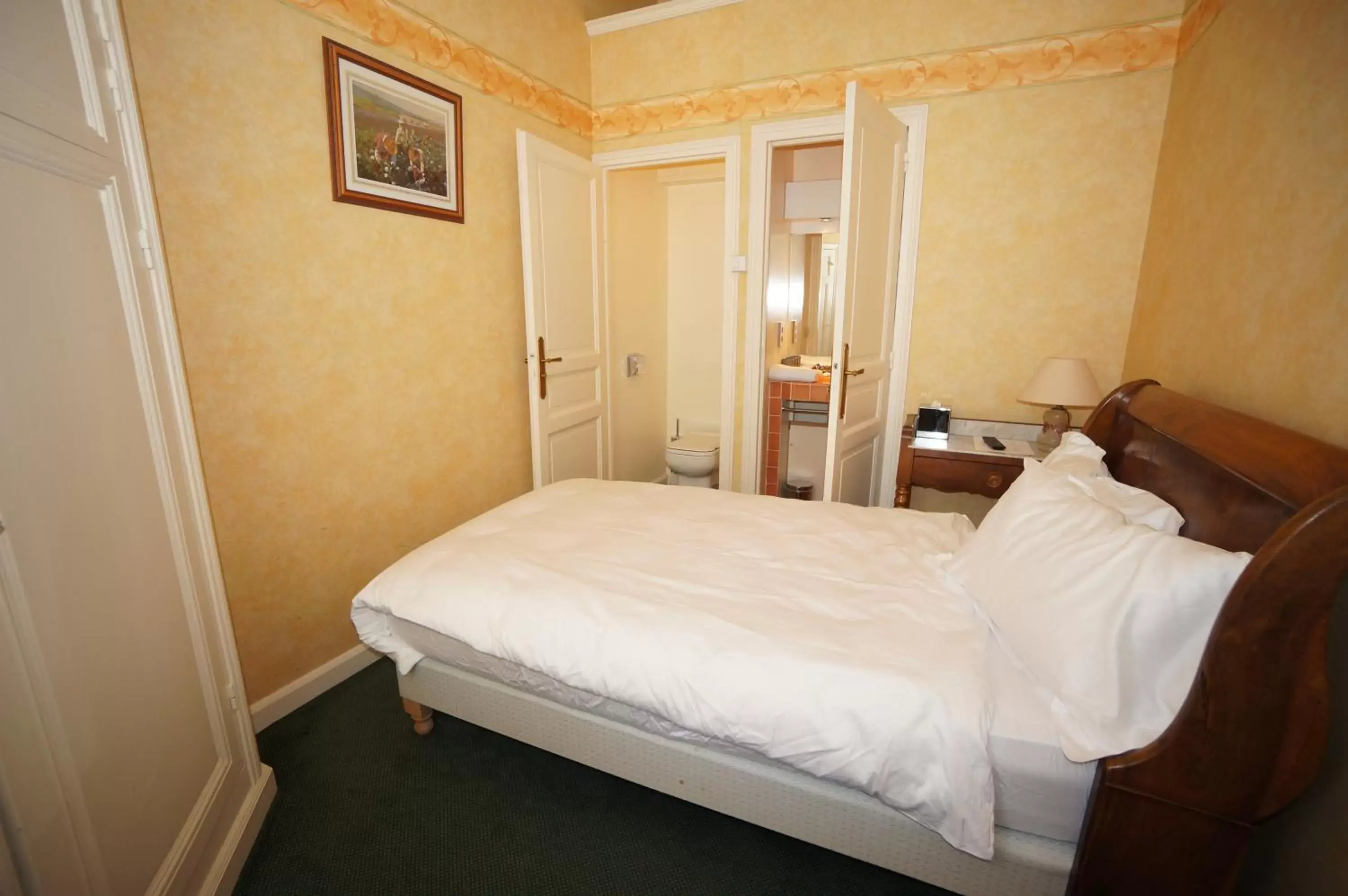 Photo of the whole room, Bed in Les Trois Lys