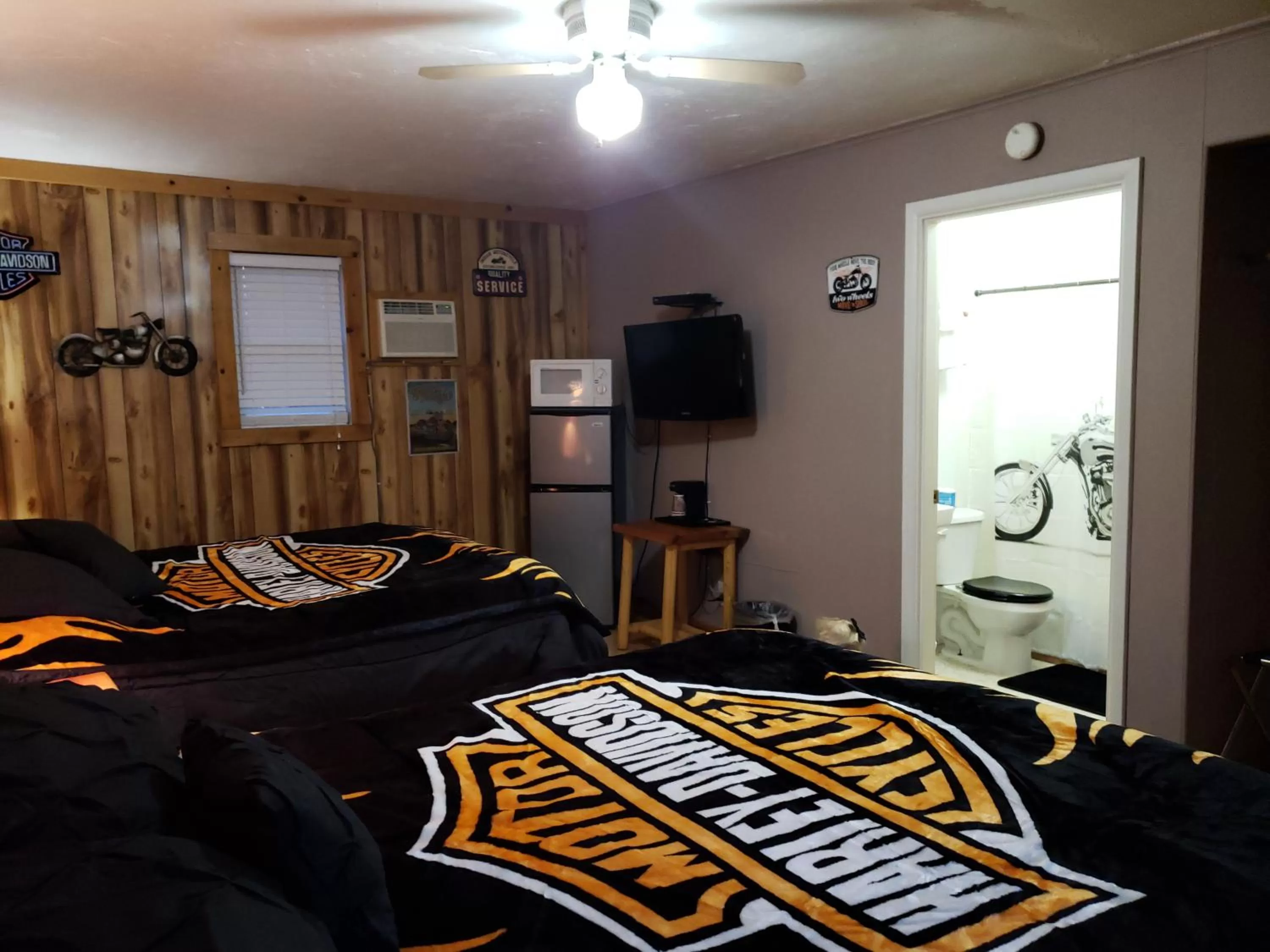 Seating area in CRESCENT MOON MOTEL