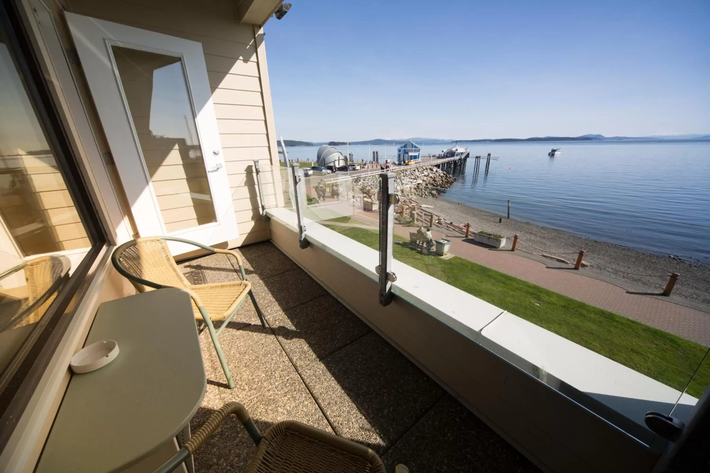 Property building, Balcony/Terrace in Sidney Waterfront Inn