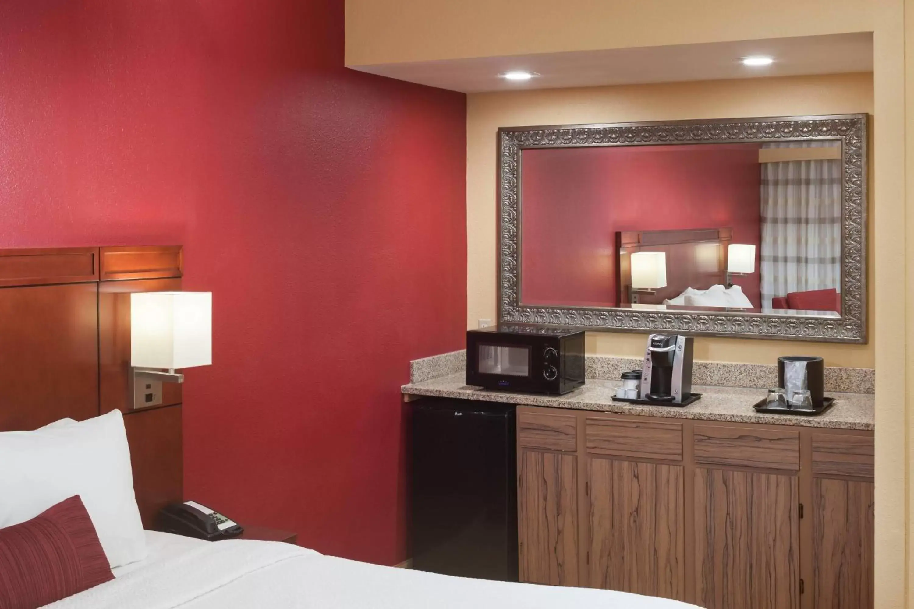 Photo of the whole room, Bathroom in Courtyard by Marriott Jackson Ridgeland