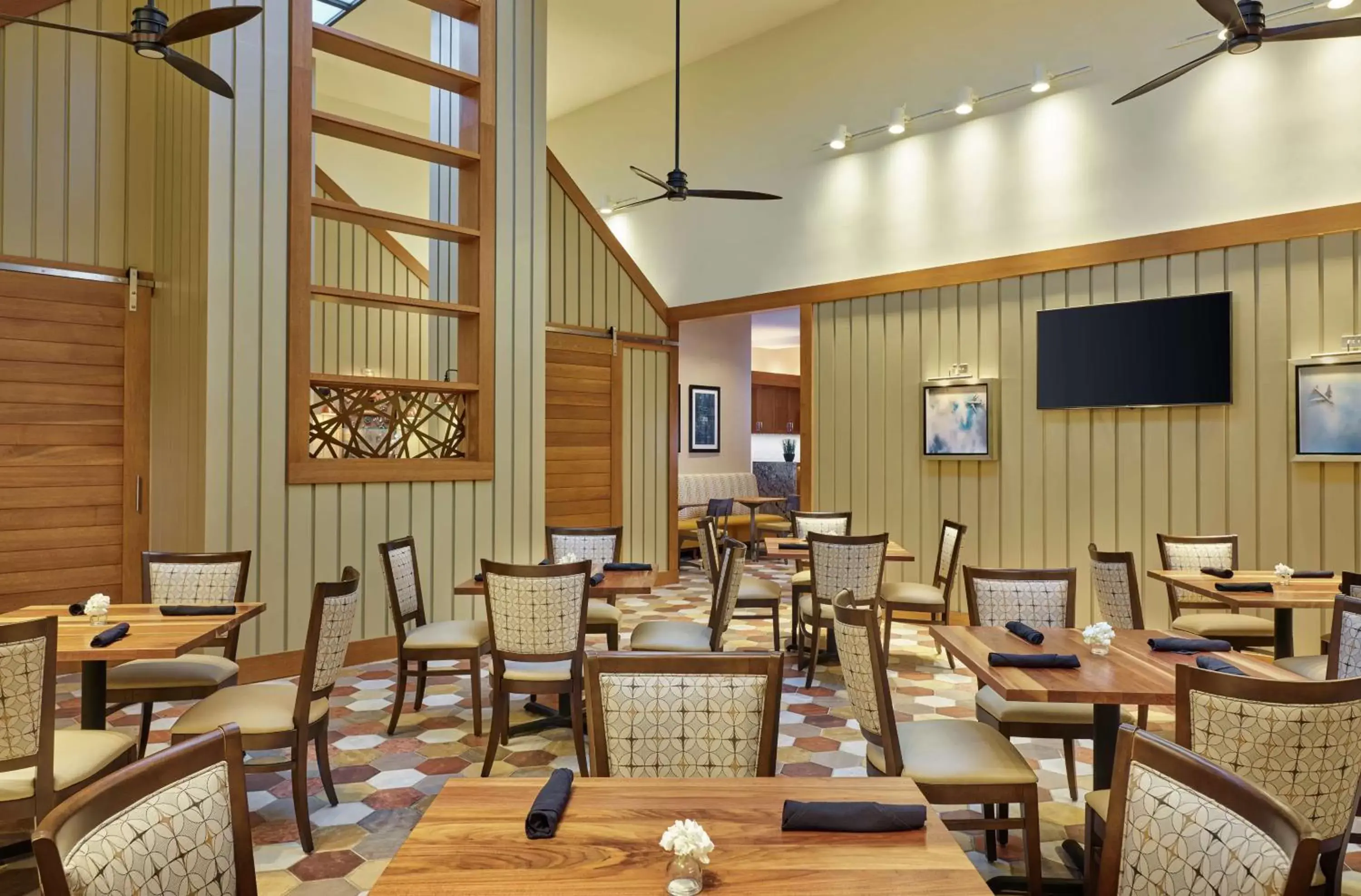 Dining area, Restaurant/Places to Eat in DoubleTree by Hilton Houston Intercontinental Airport