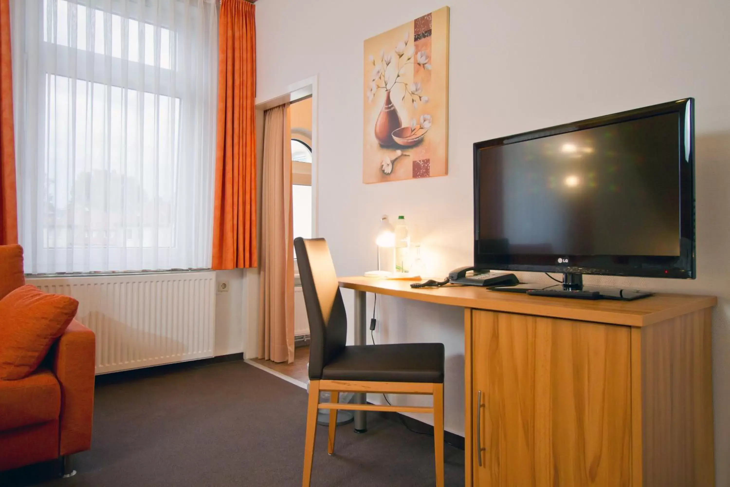 Photo of the whole room, TV/Entertainment Center in Hotel Schaper