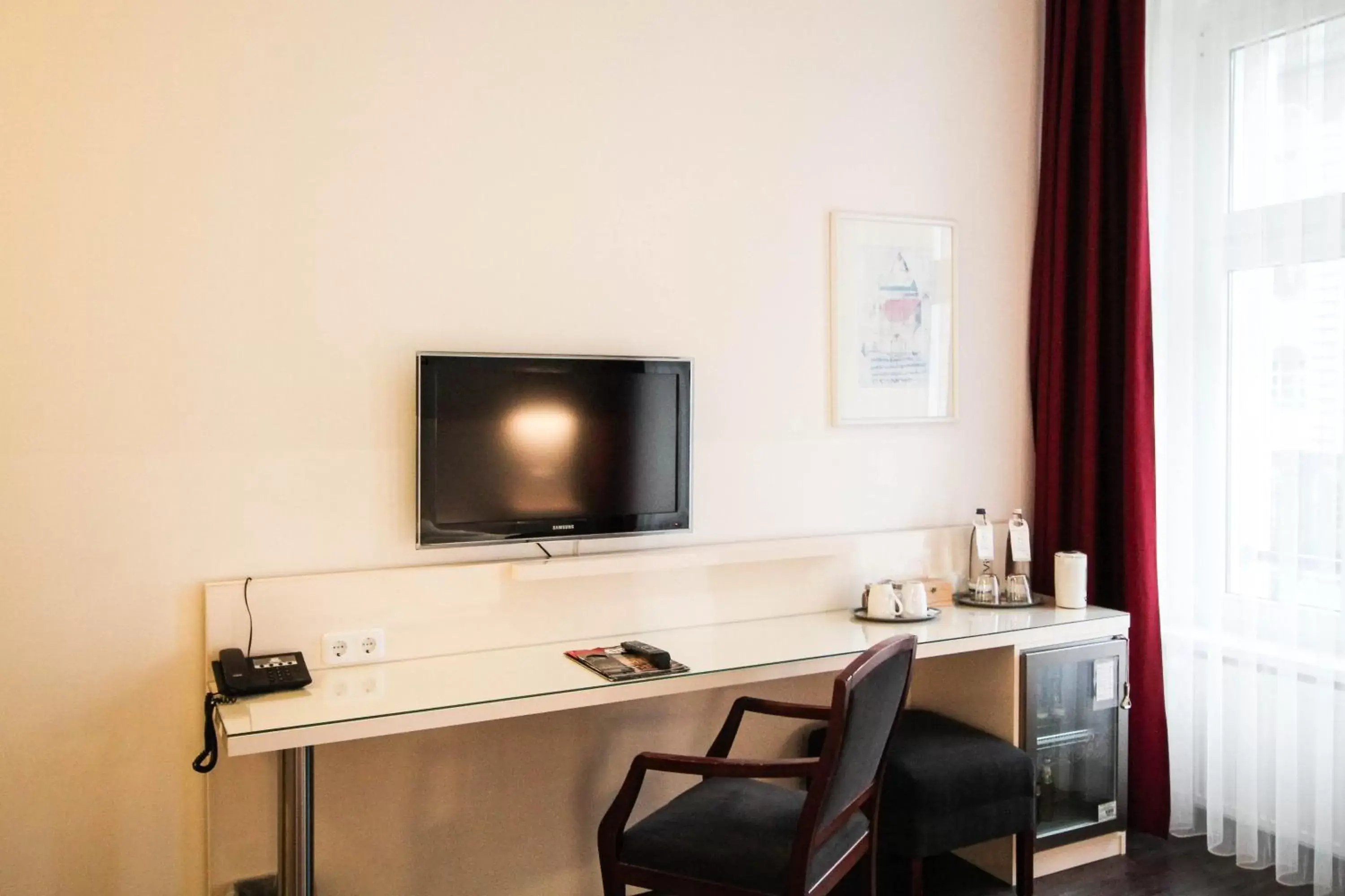 Photo of the whole room, TV/Entertainment Center in Hotel Prens Berlin