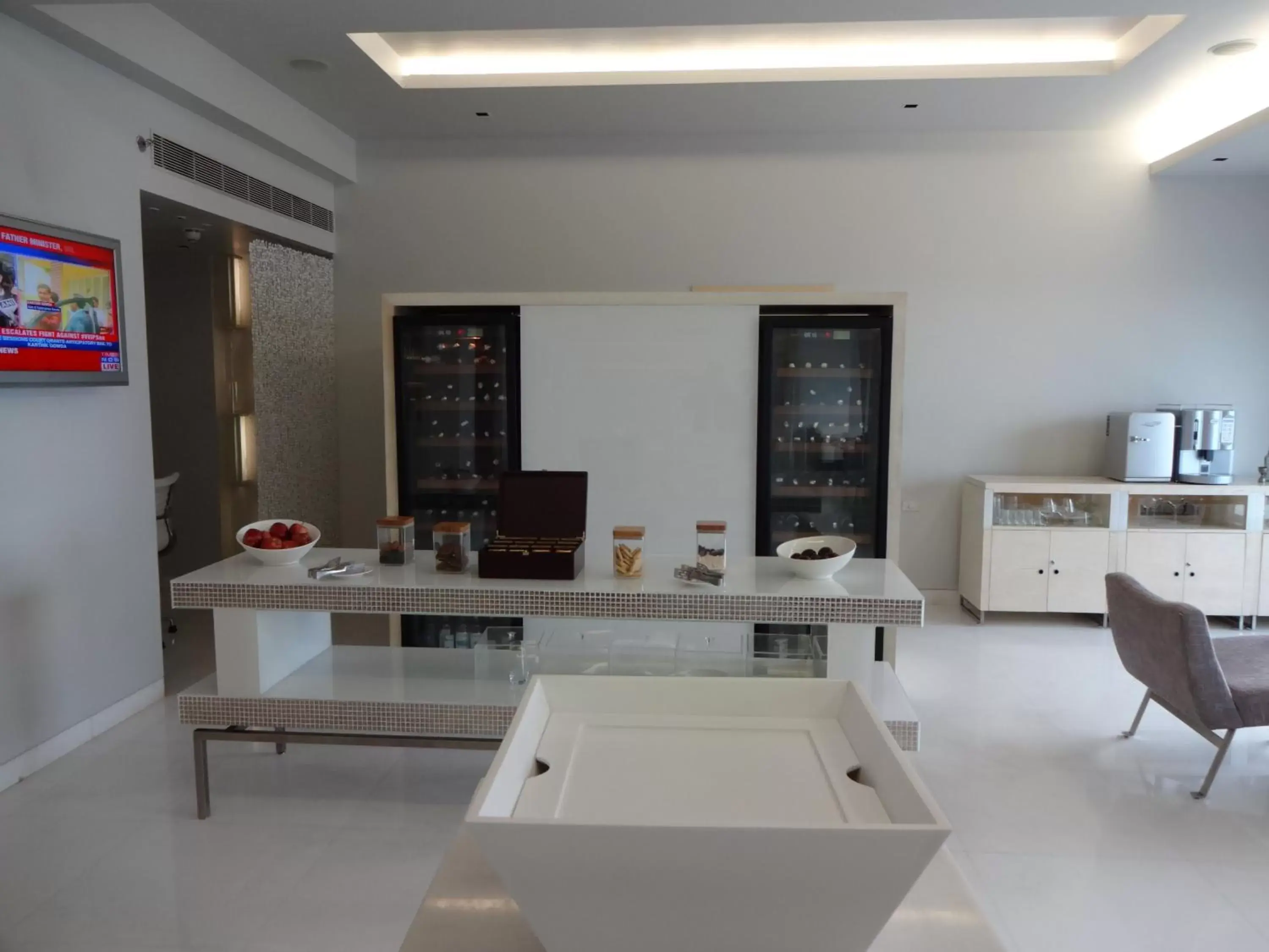 Lounge or bar, Kitchen/Kitchenette in The Raintree, Anna Salai