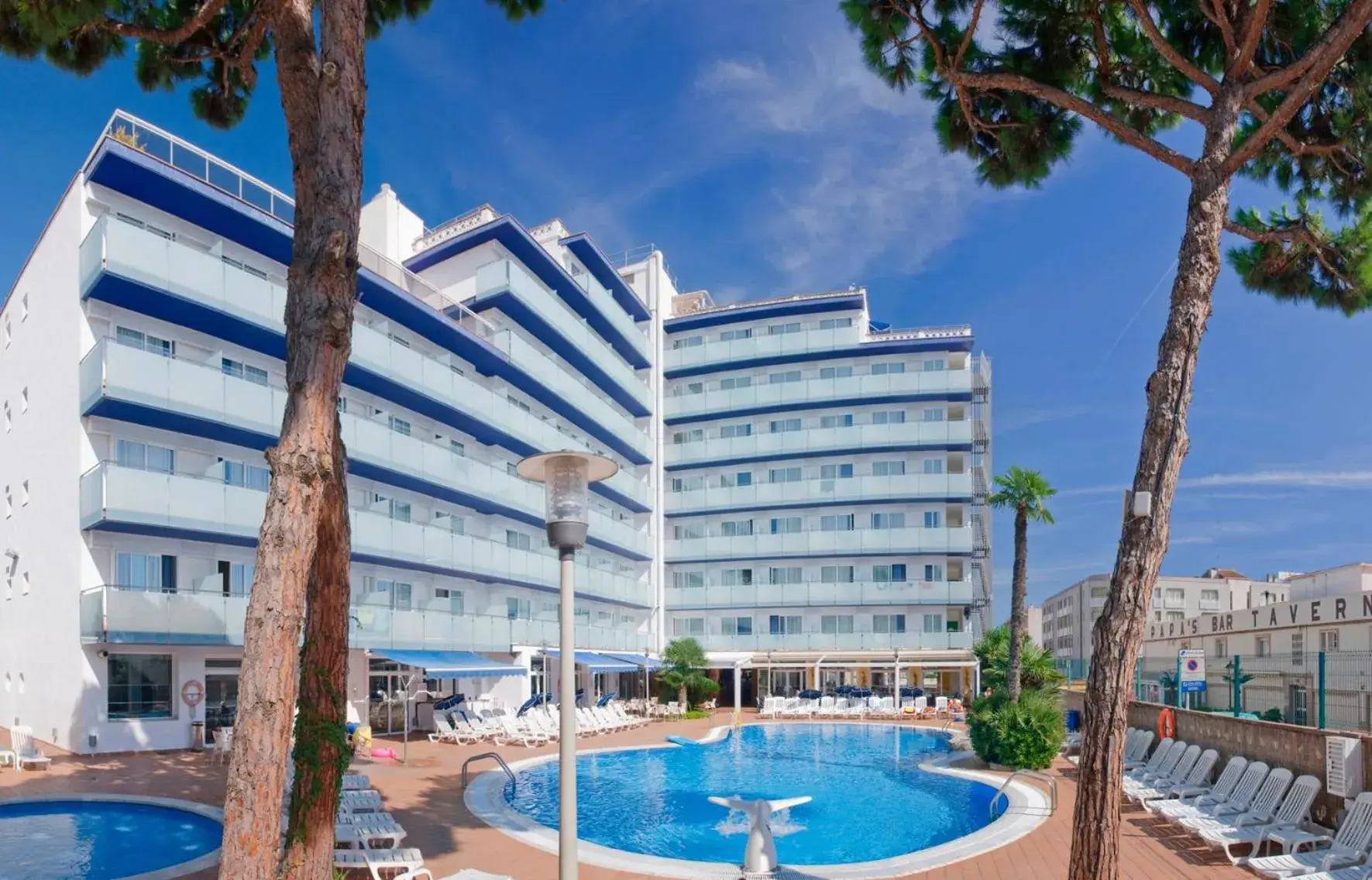 Property building, Swimming Pool in Hotel Mar Blau