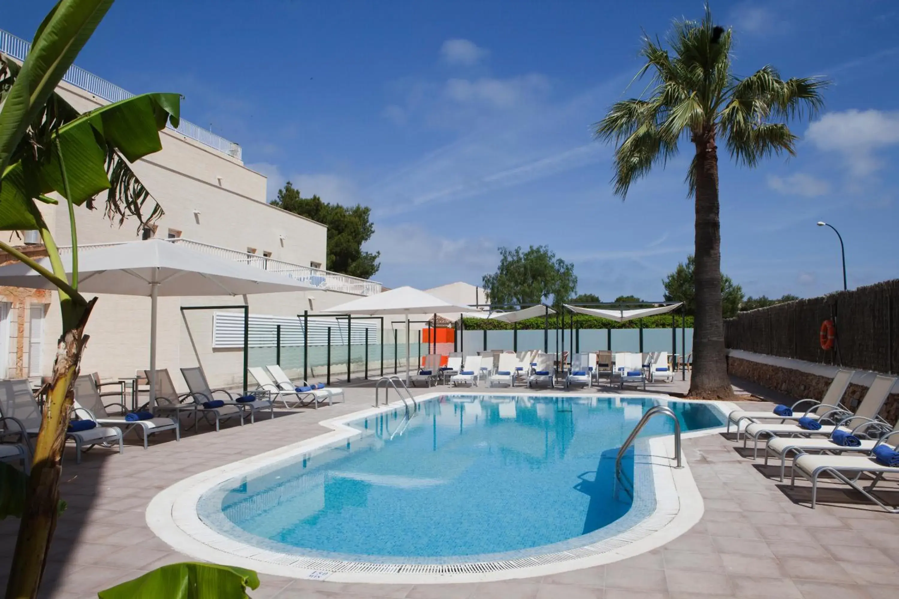 Facade/entrance, Swimming Pool in Hotel Isla de Cabrera