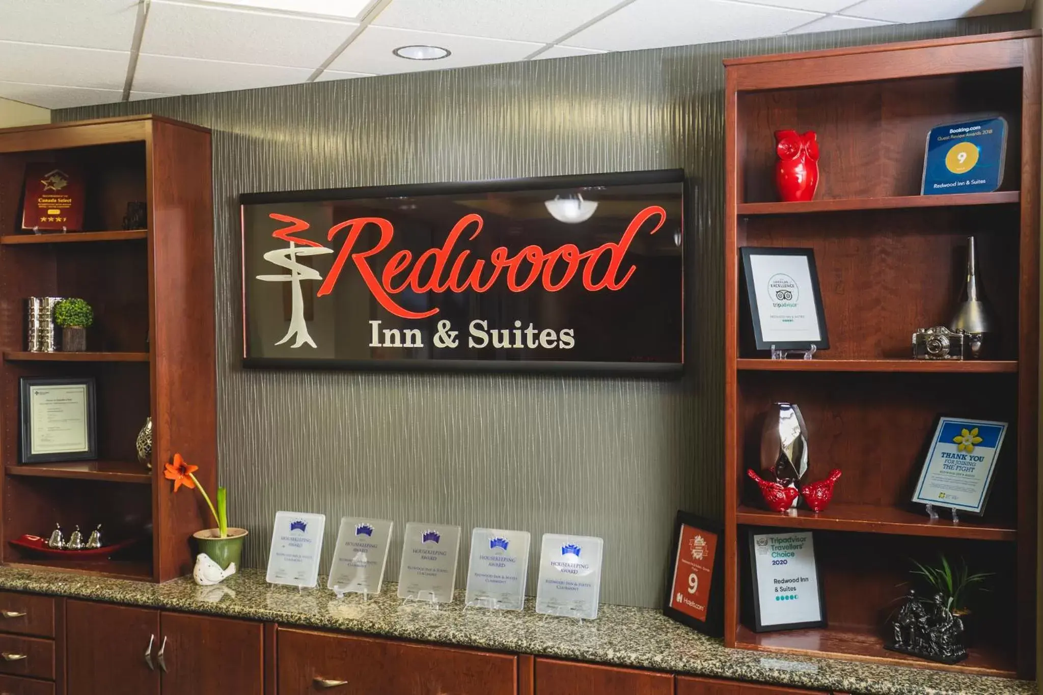 Lobby or reception in Redwood Inn & Suites