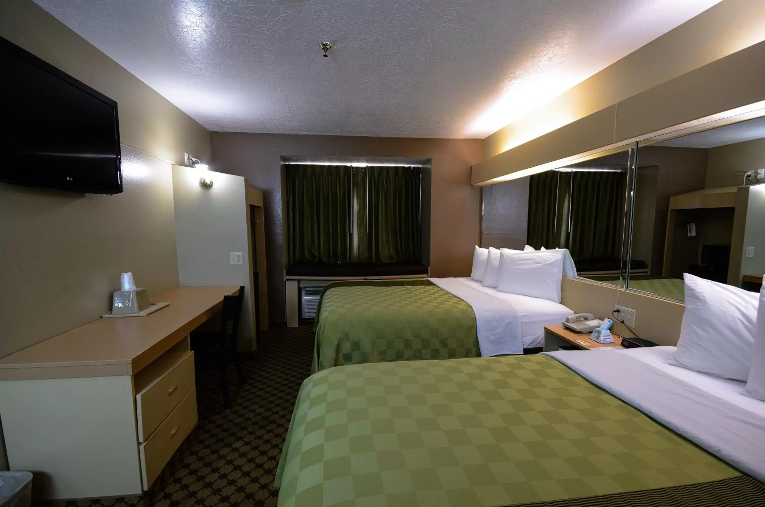 Photo of the whole room, Bed in Desert Inn Tucumcari