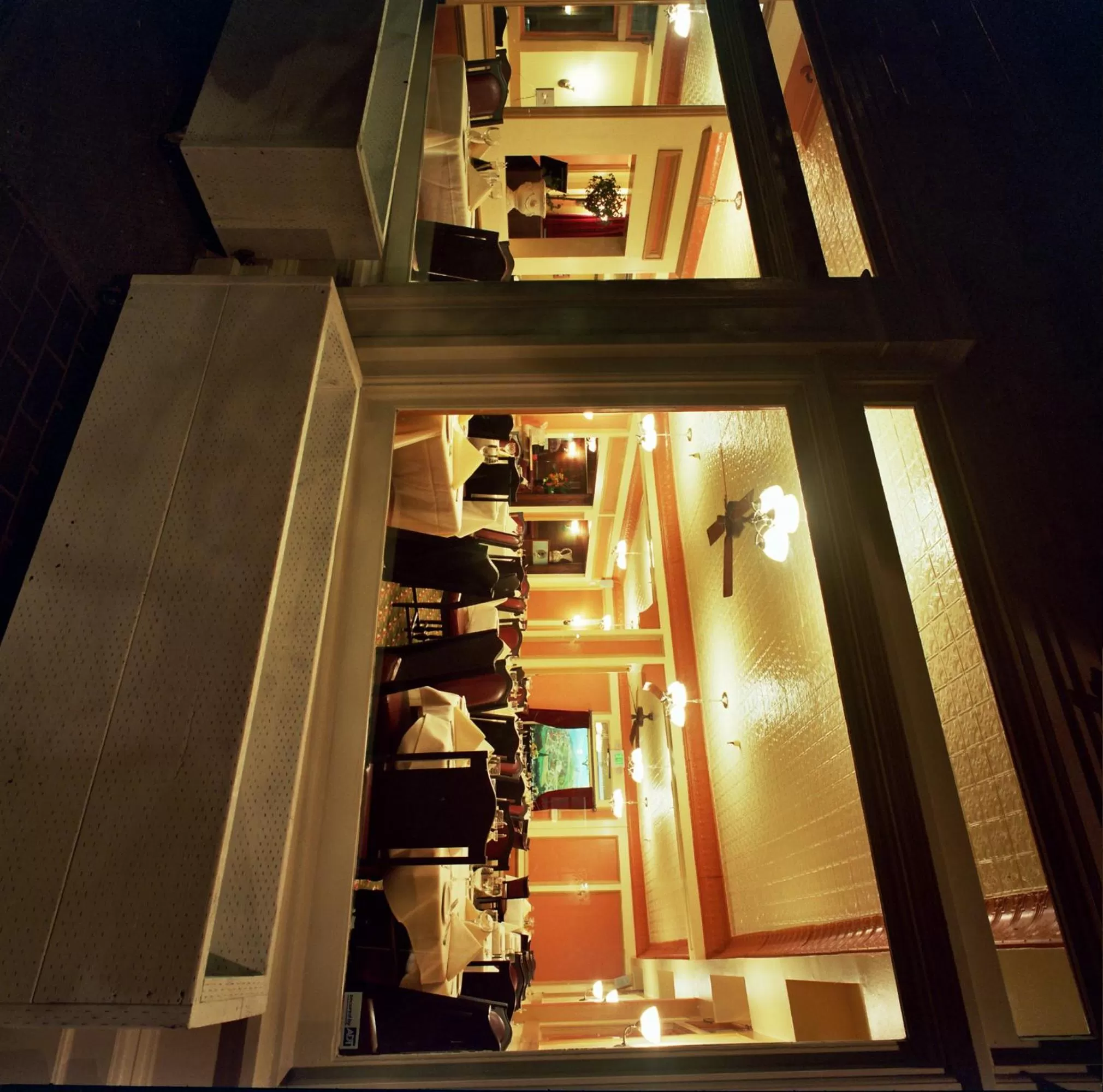 Restaurant/places to eat in San Remo Hotel