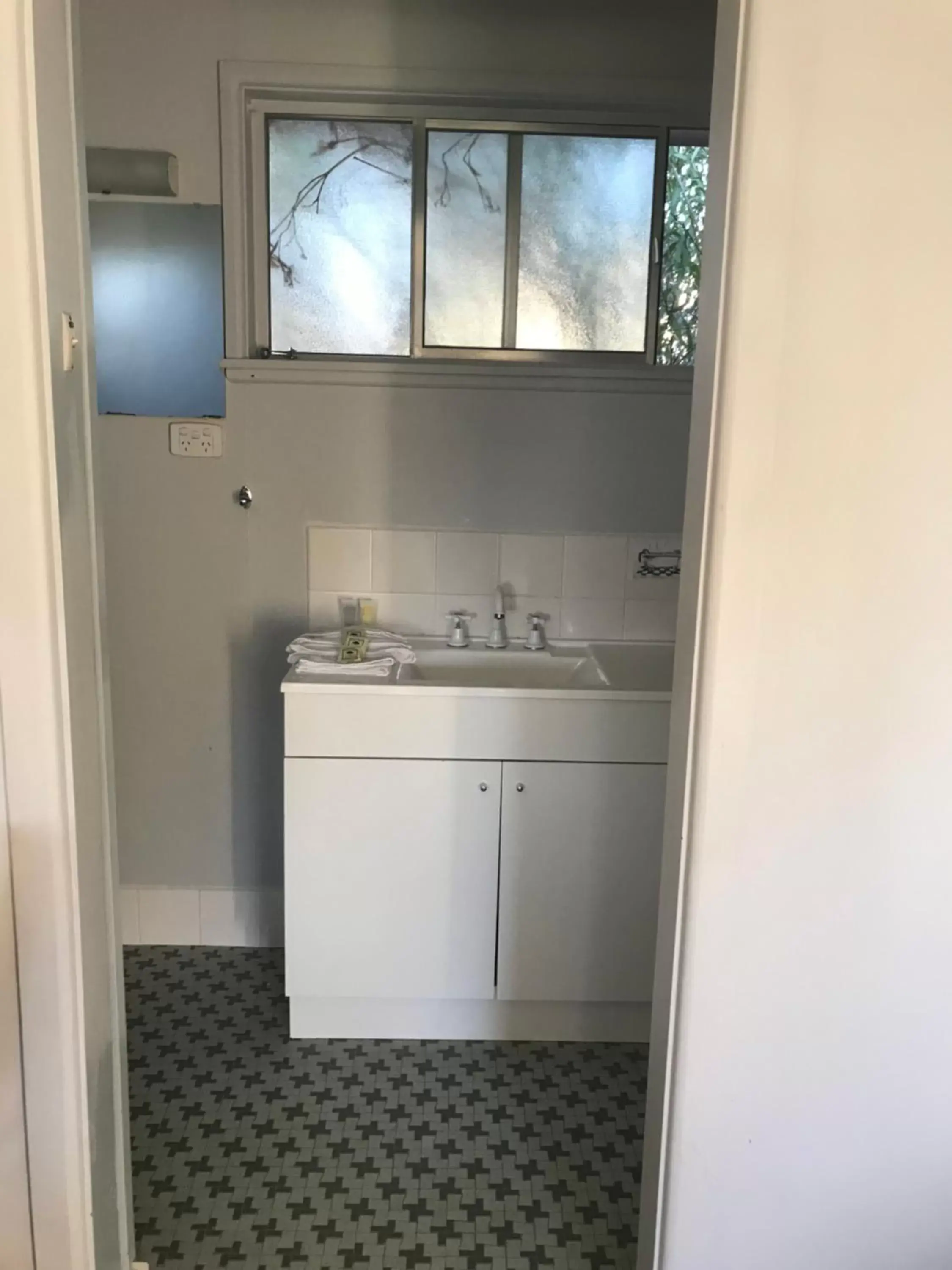 Shower, Kitchen/Kitchenette in Kootingal Landview Motel