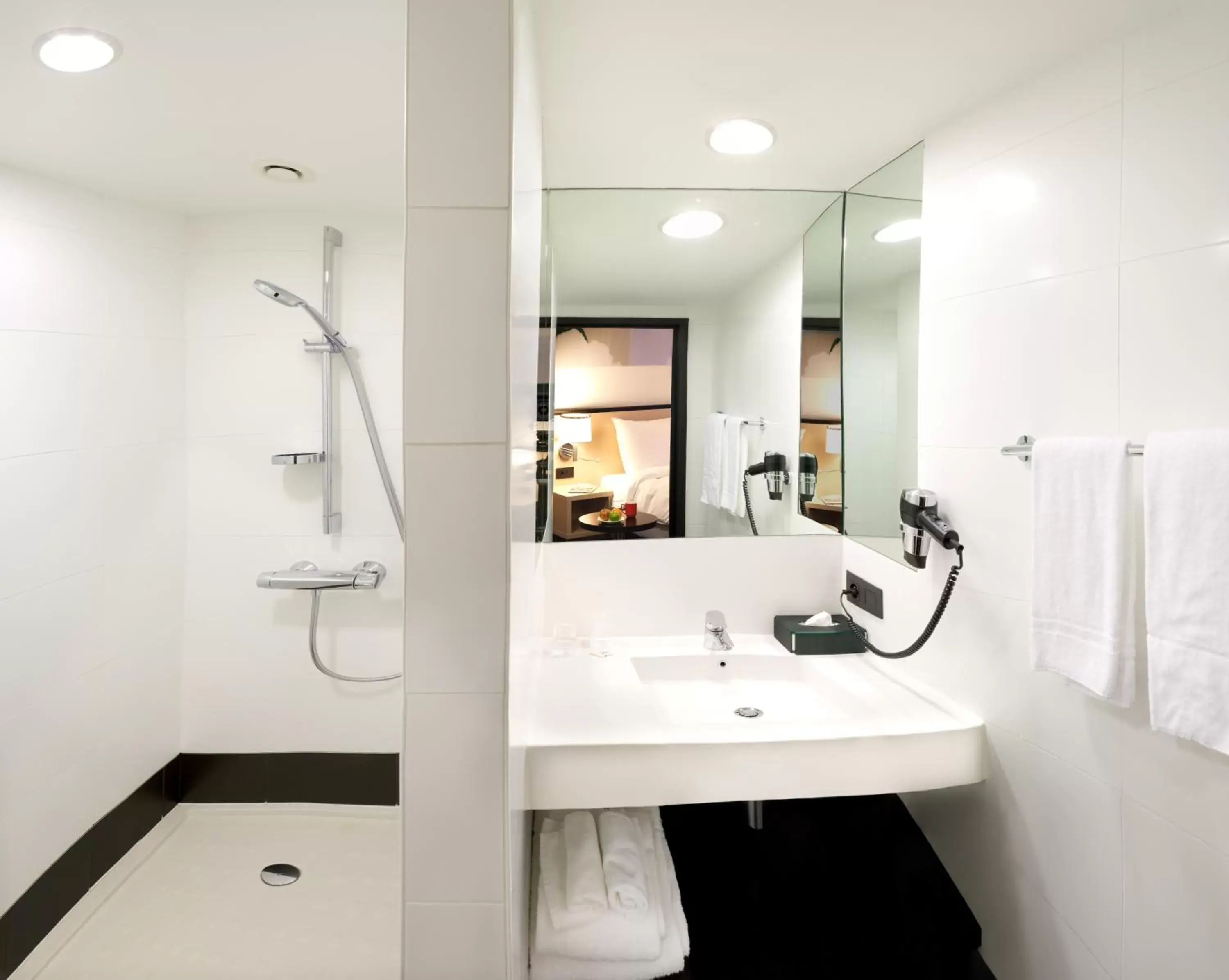 Shower, Bathroom in Park Inn by Radisson Leuven