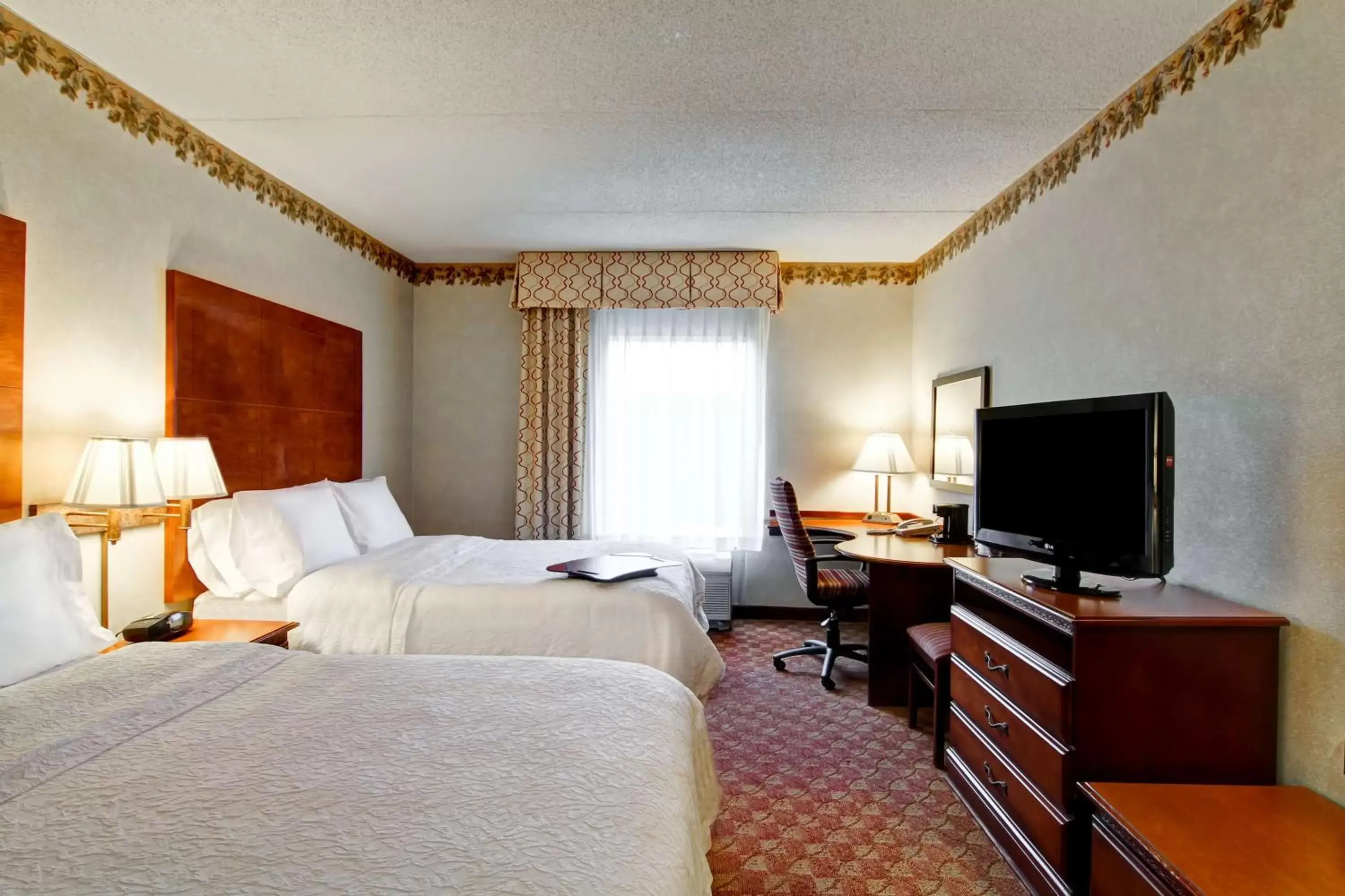 Bed in Hampton Inn & Suites Leesburg