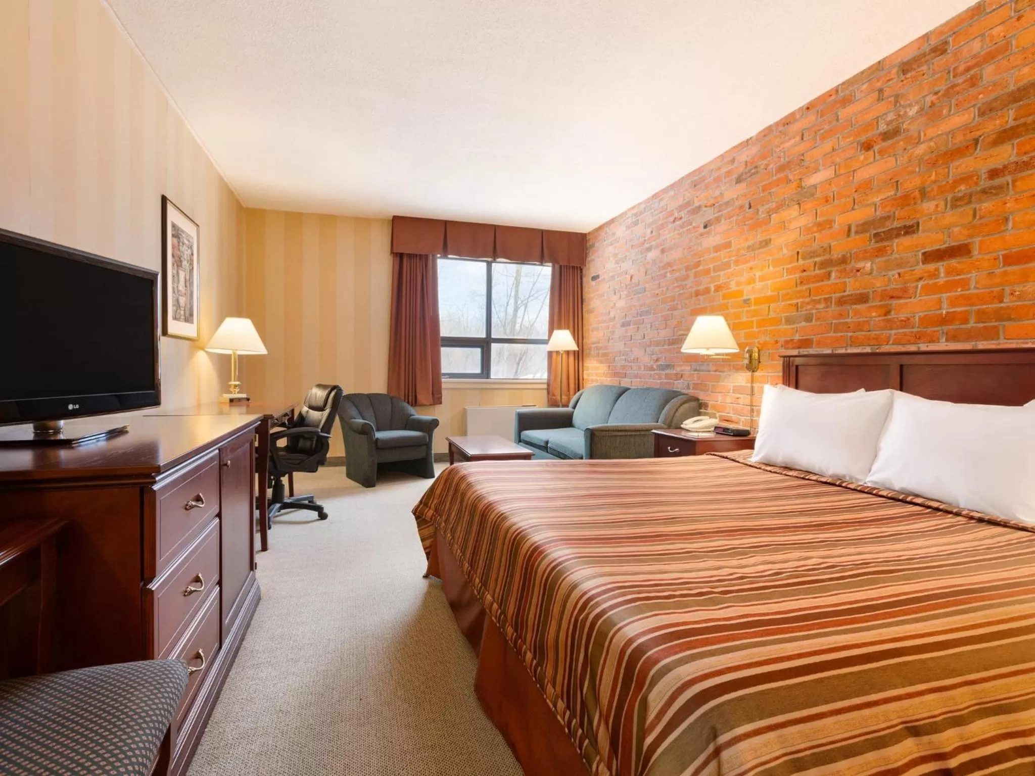 Photo of the whole room, Bed in Travelodge by Wyndham North Bay Lakeshore