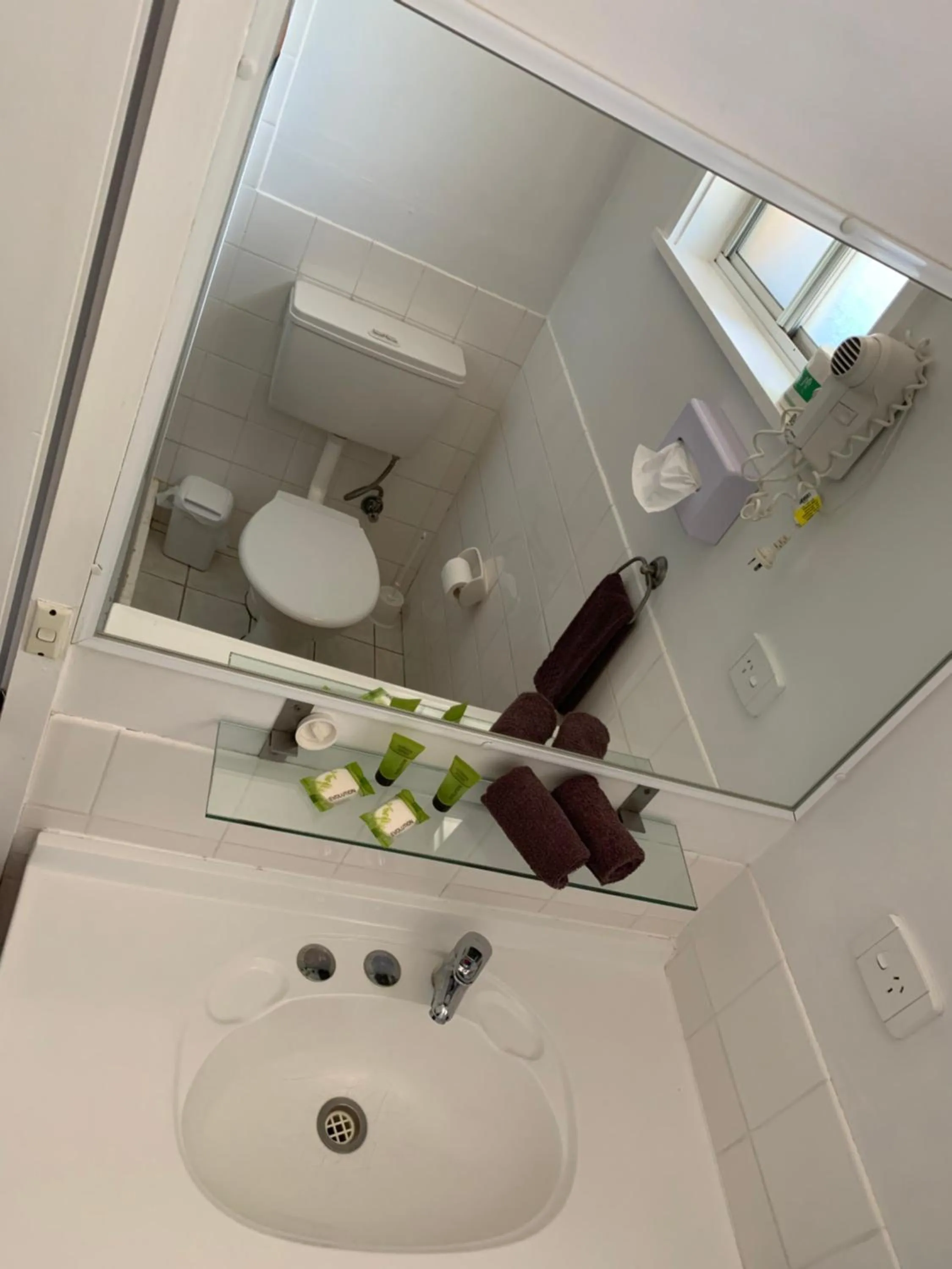 Bathroom in Orana Windmill Motel