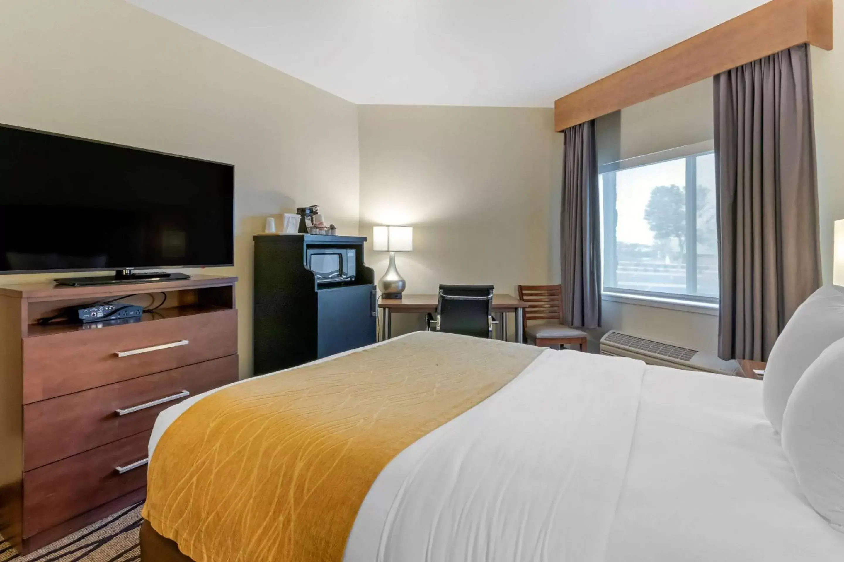 Photo of the whole room, Bed in Comfort Inn & Suites Market - Airport