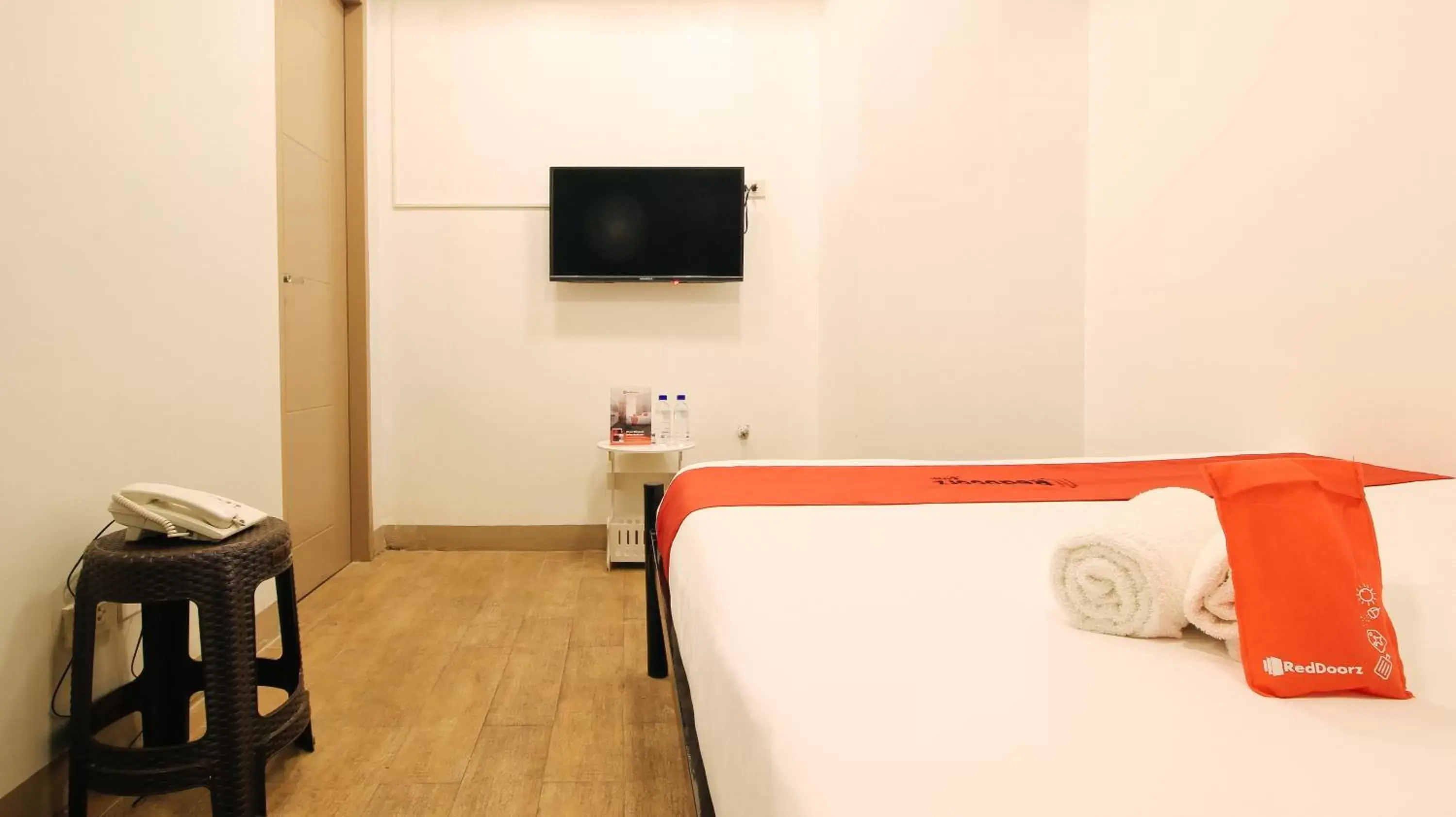 Communal lounge/ TV room, Bed in RedDoorz Plus @ San Marcelino Malate Communal lounge/ TV room, Bed in RedDoorz Plus @ San Marcelino Malate