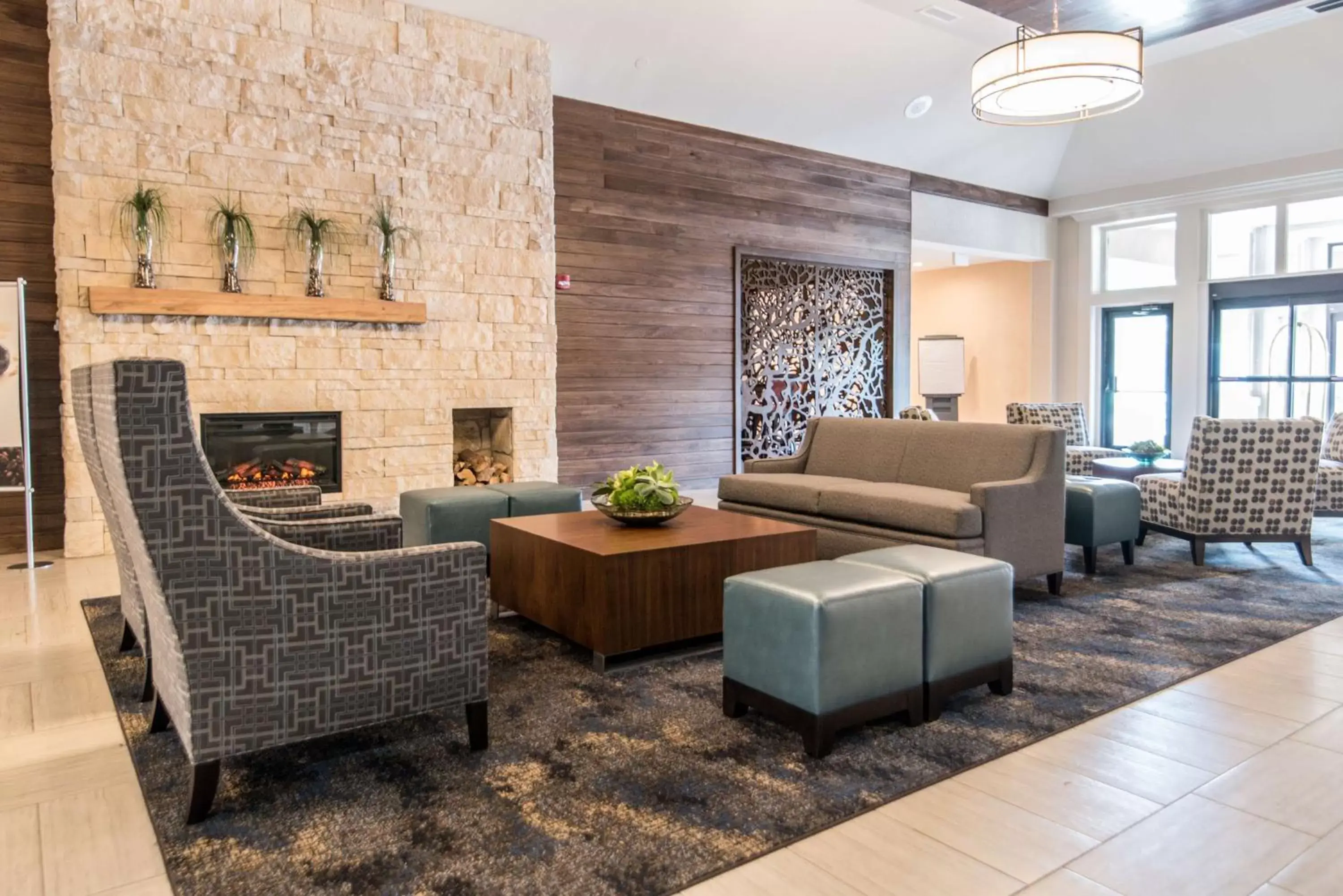 Lobby or reception, Seating Area in DoubleTree by Hilton Cleveland – Westlake