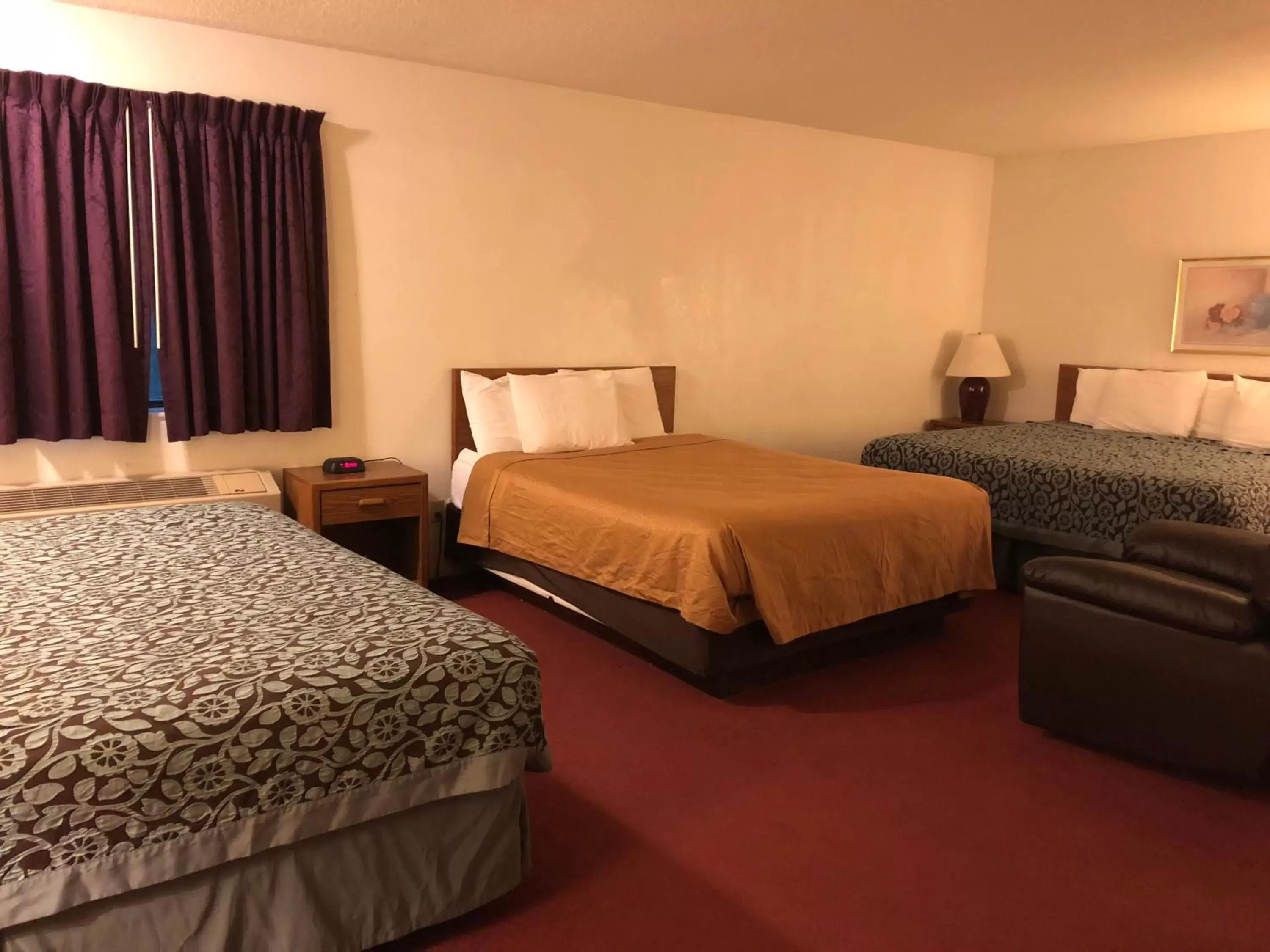 Bed in Econo Lodge Oacoma
