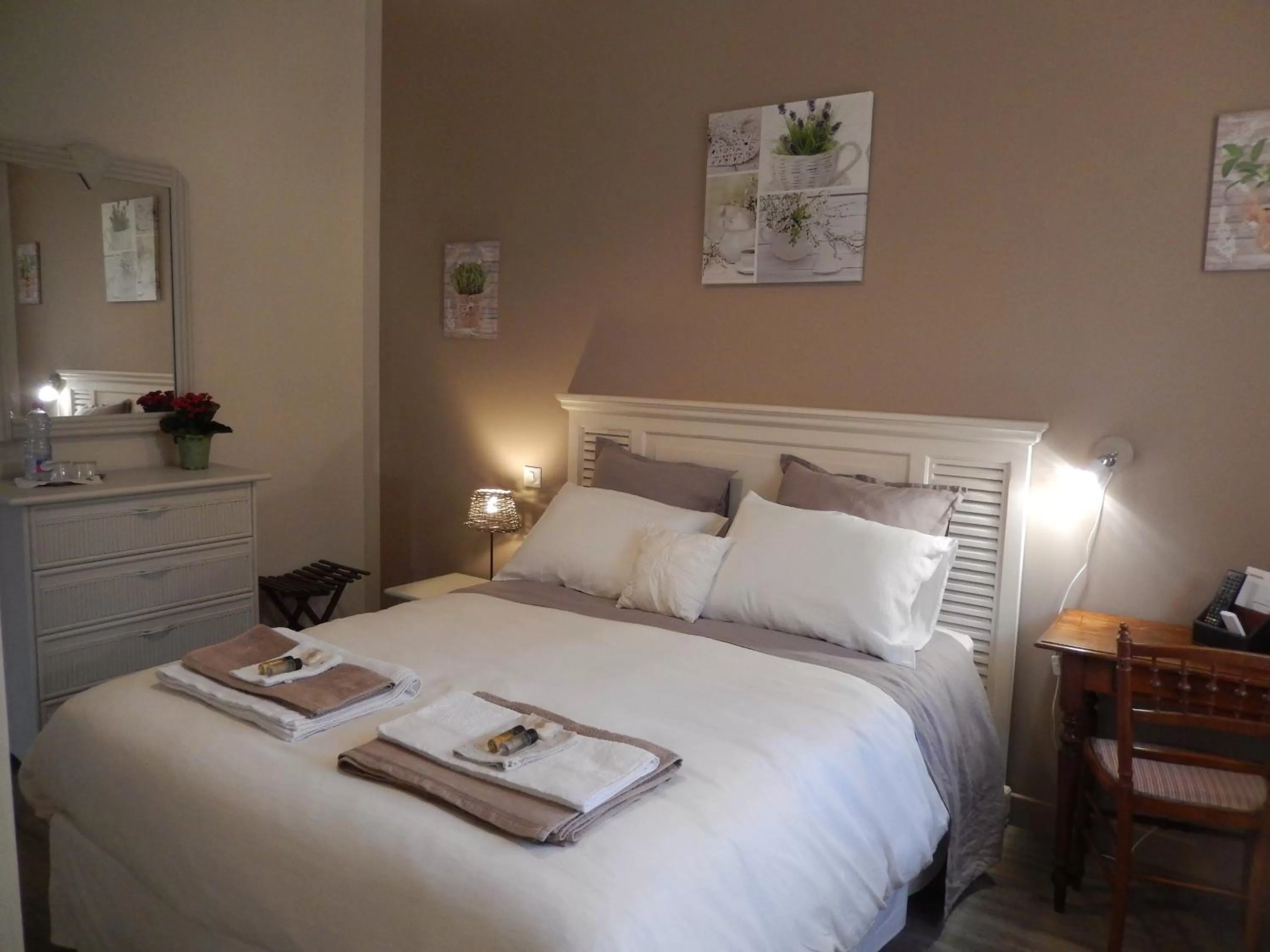 Photo of the whole room, Bed in Domaine verte vallée