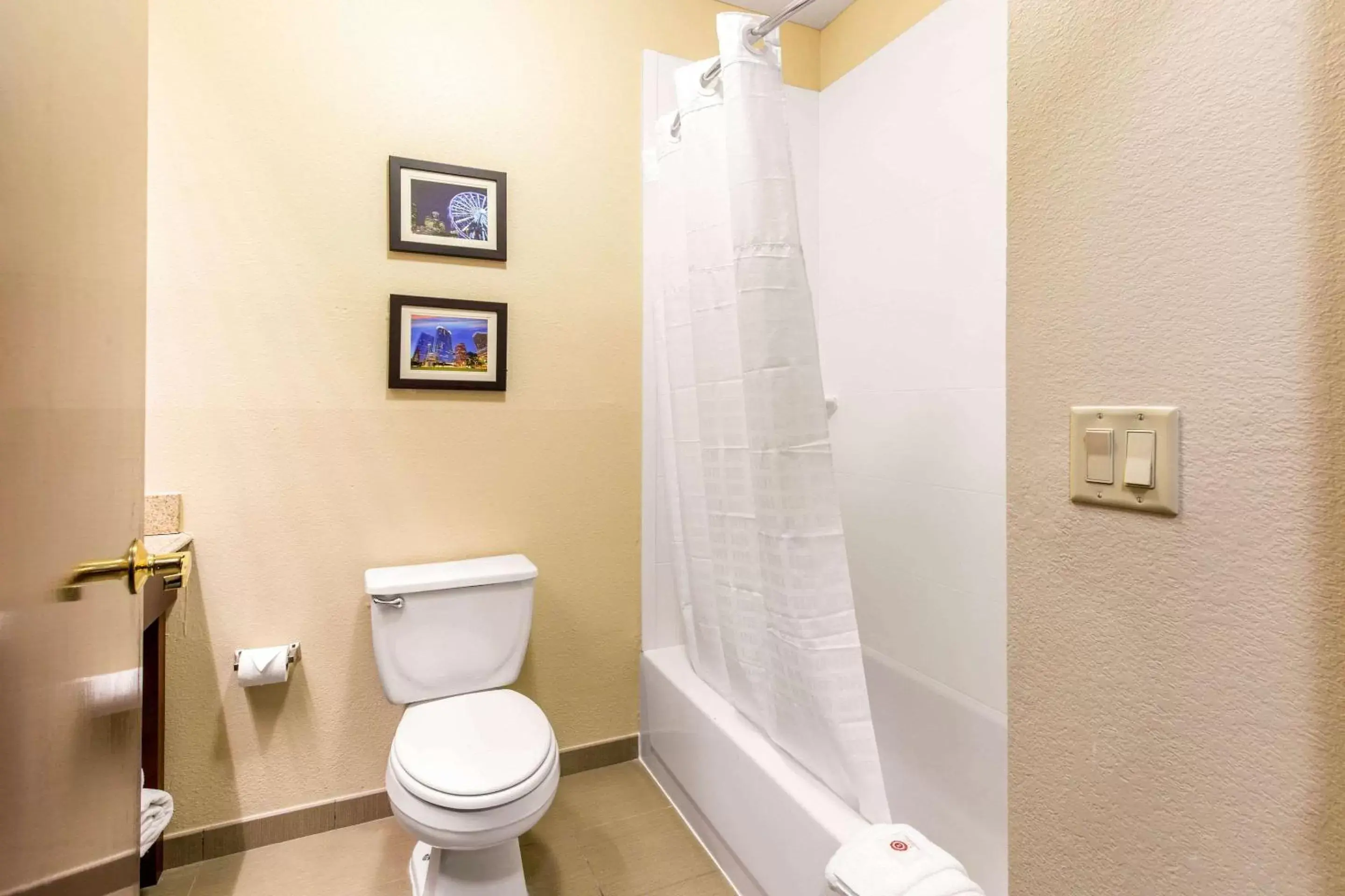 Bedroom, Bathroom in Comfort Inn & Suites IAH Bush Airport – East