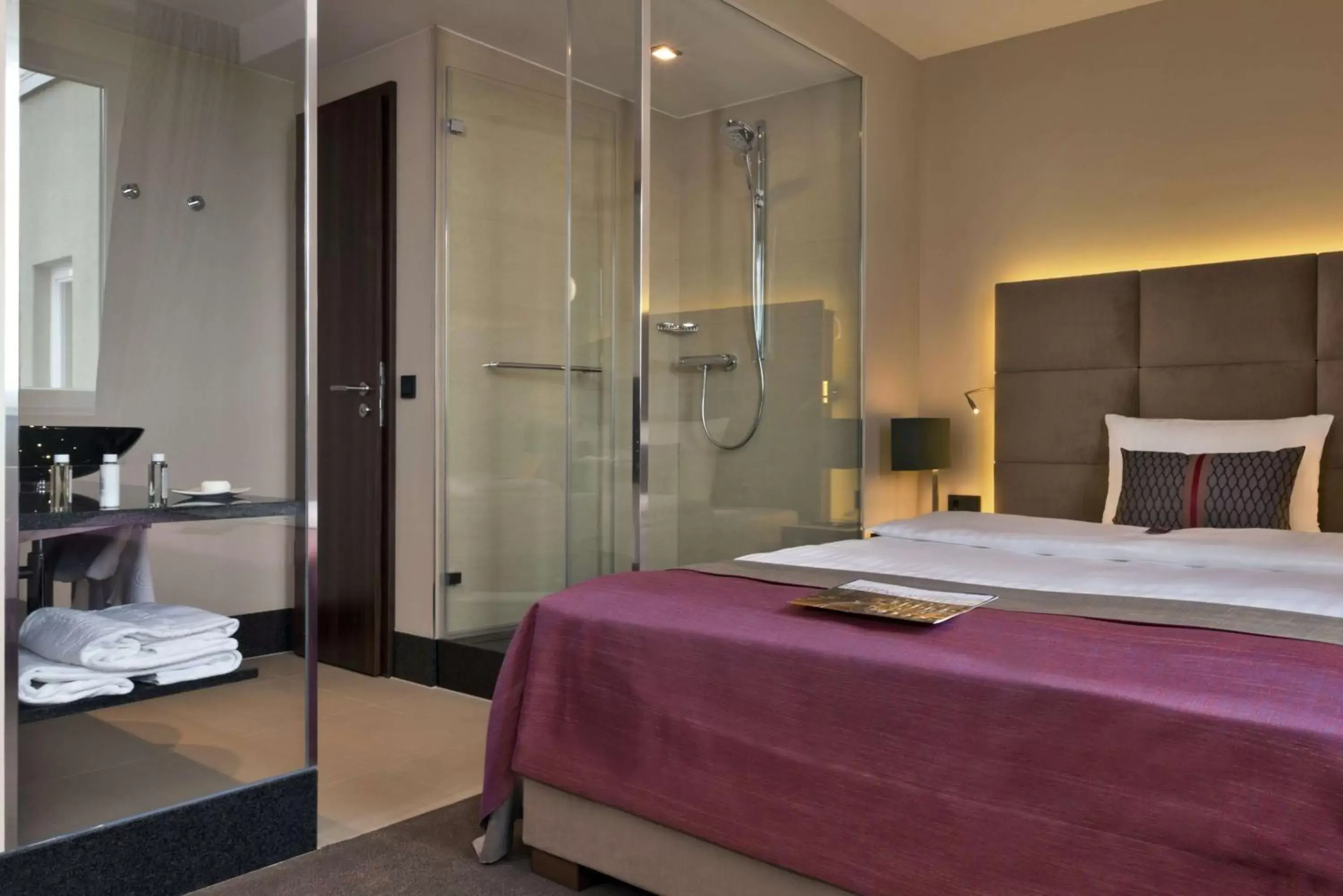 Bathroom, Bed in Flemings Selection Hotel Frankfurt-City