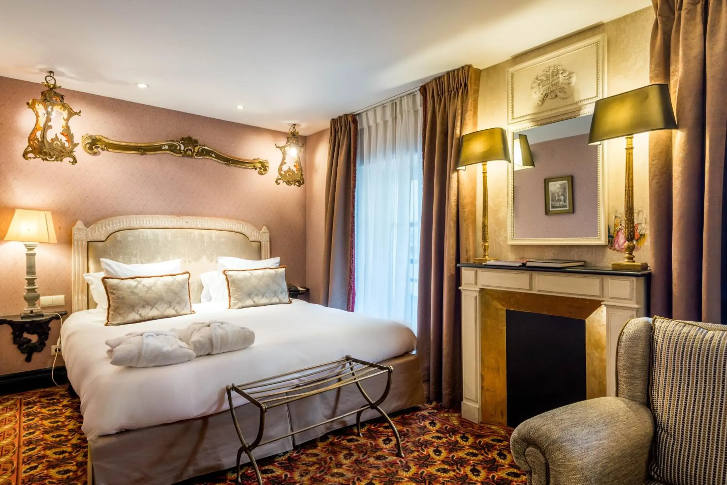 Bedroom, Bed in Hôtel Chateaubriand Bedroom, Bed in Hôtel Chateaubriand