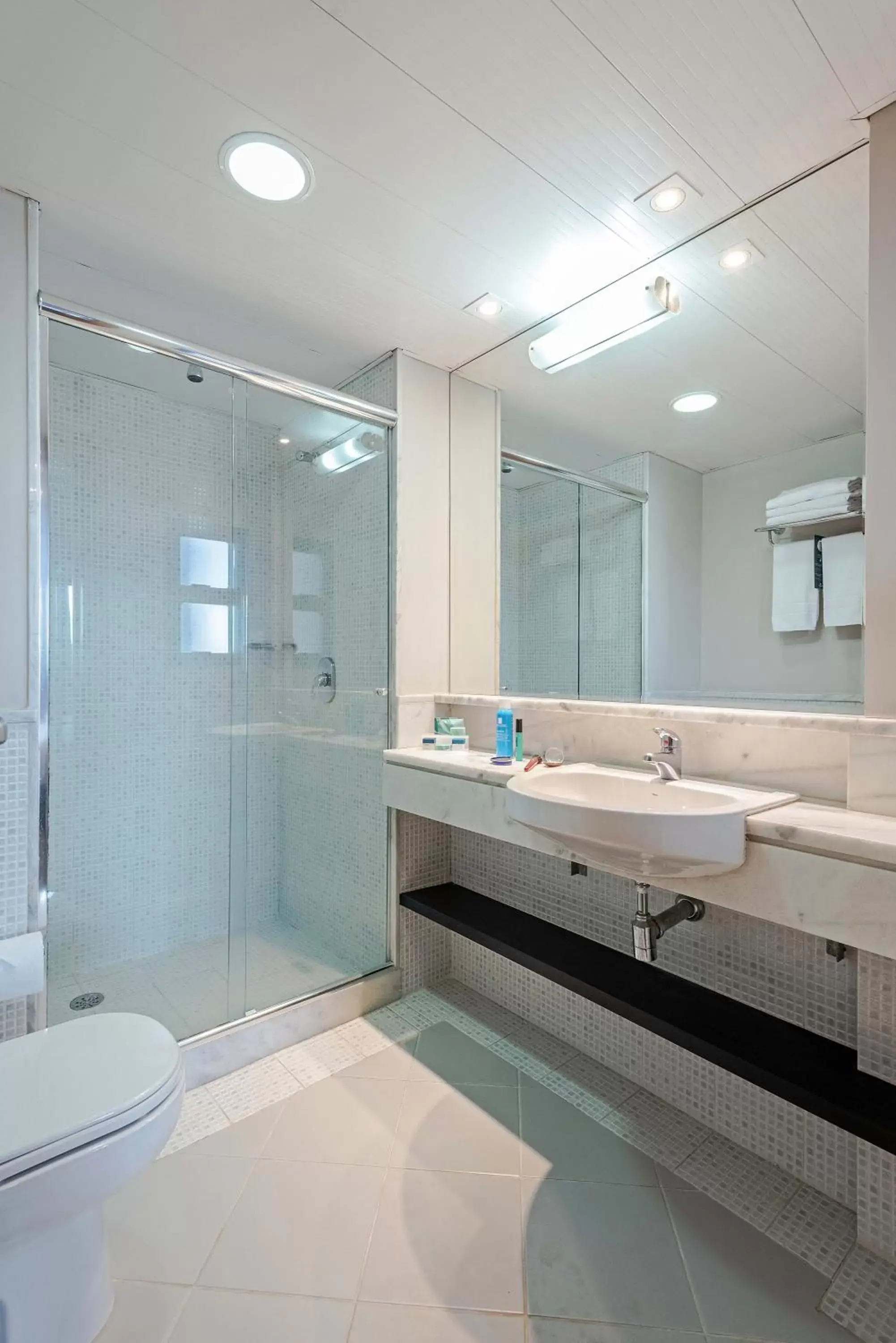 Shower, Bathroom in Slaviero Curitiba Batel