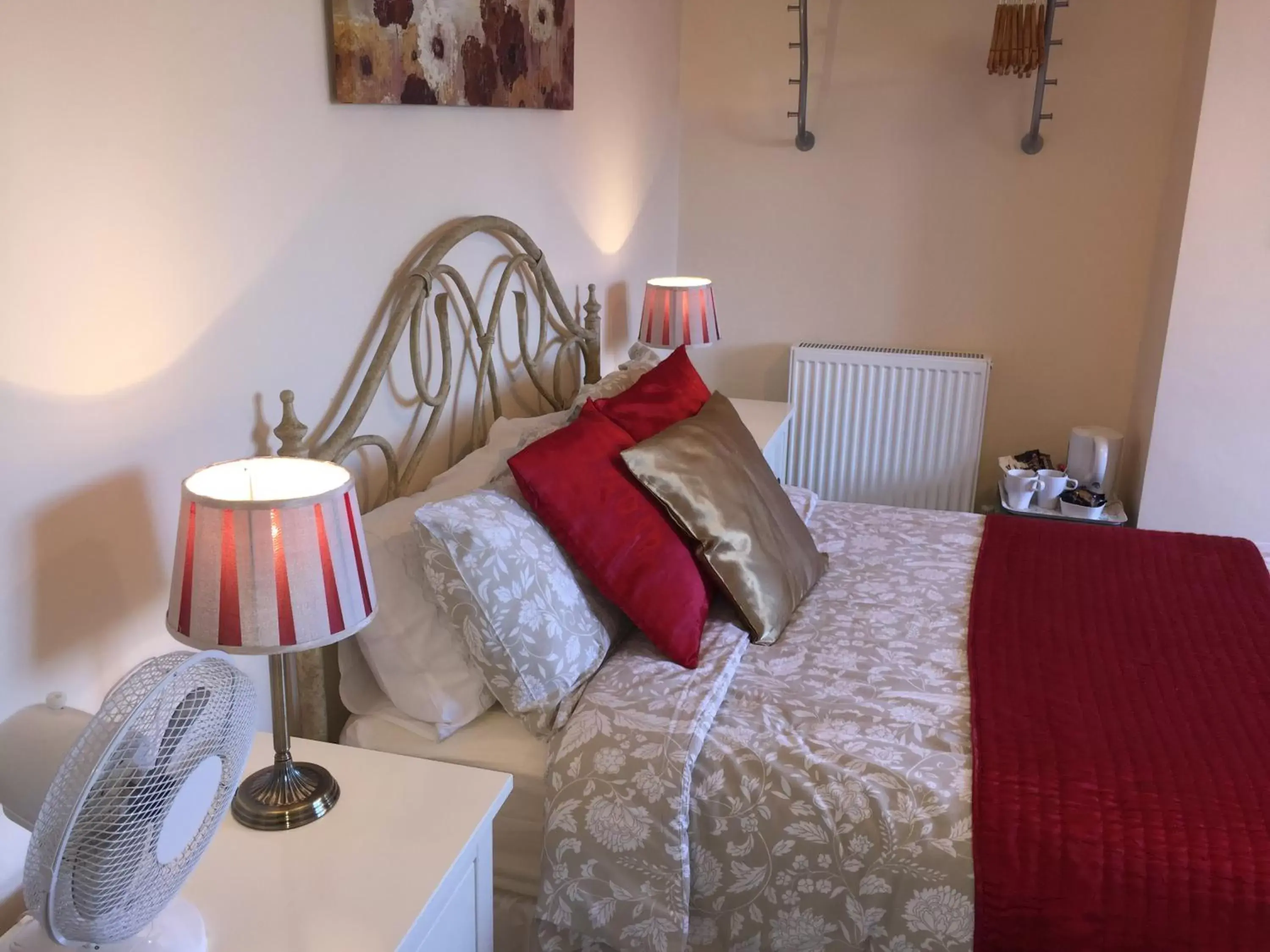 Double Room with Private Bathroom in Shrubbery Guest House Double Room with Private Bathroom in Shrubbery Guest House