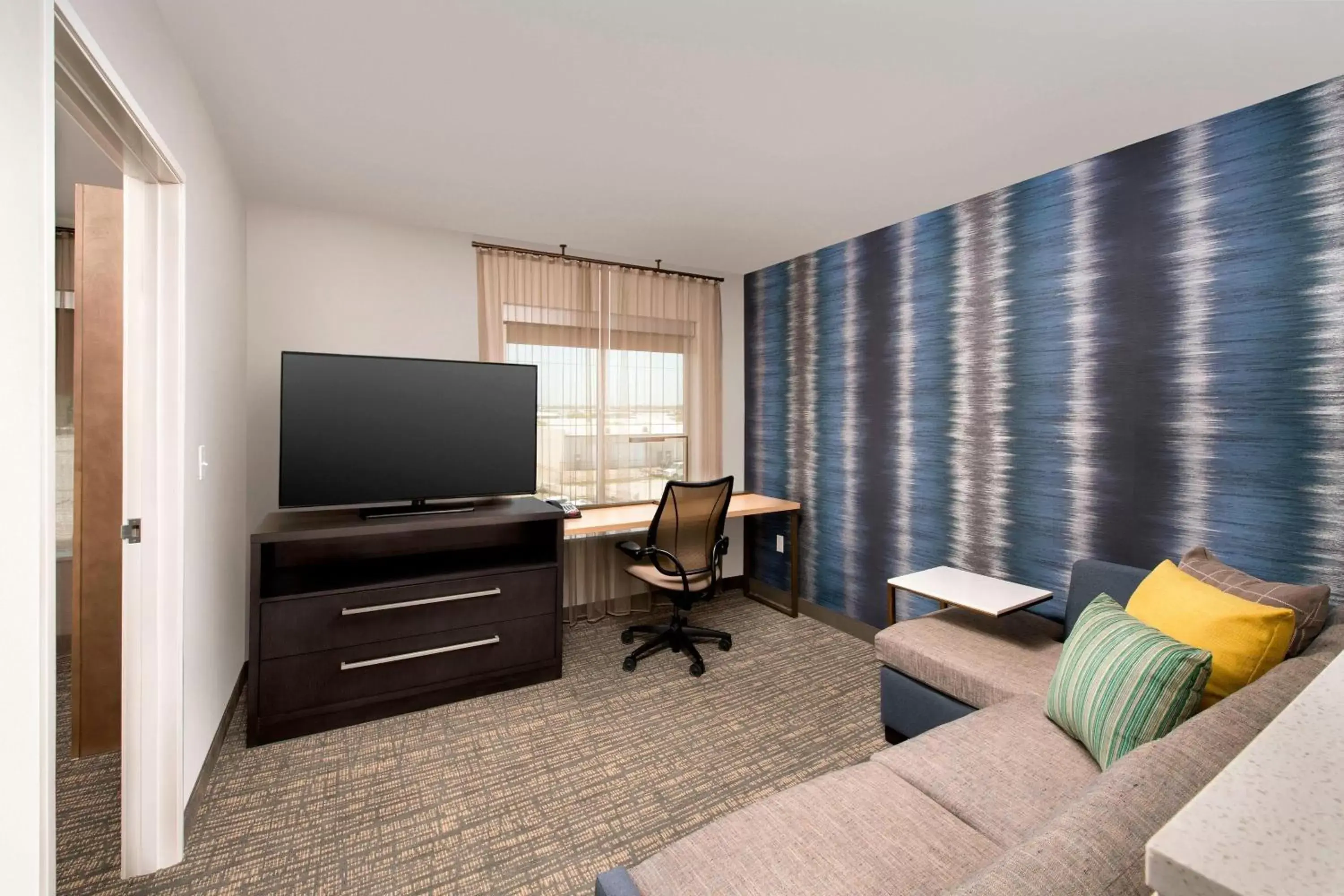 Bedroom, TV/Entertainment Center in Residence Inn by Marriott New Orleans Elmwood