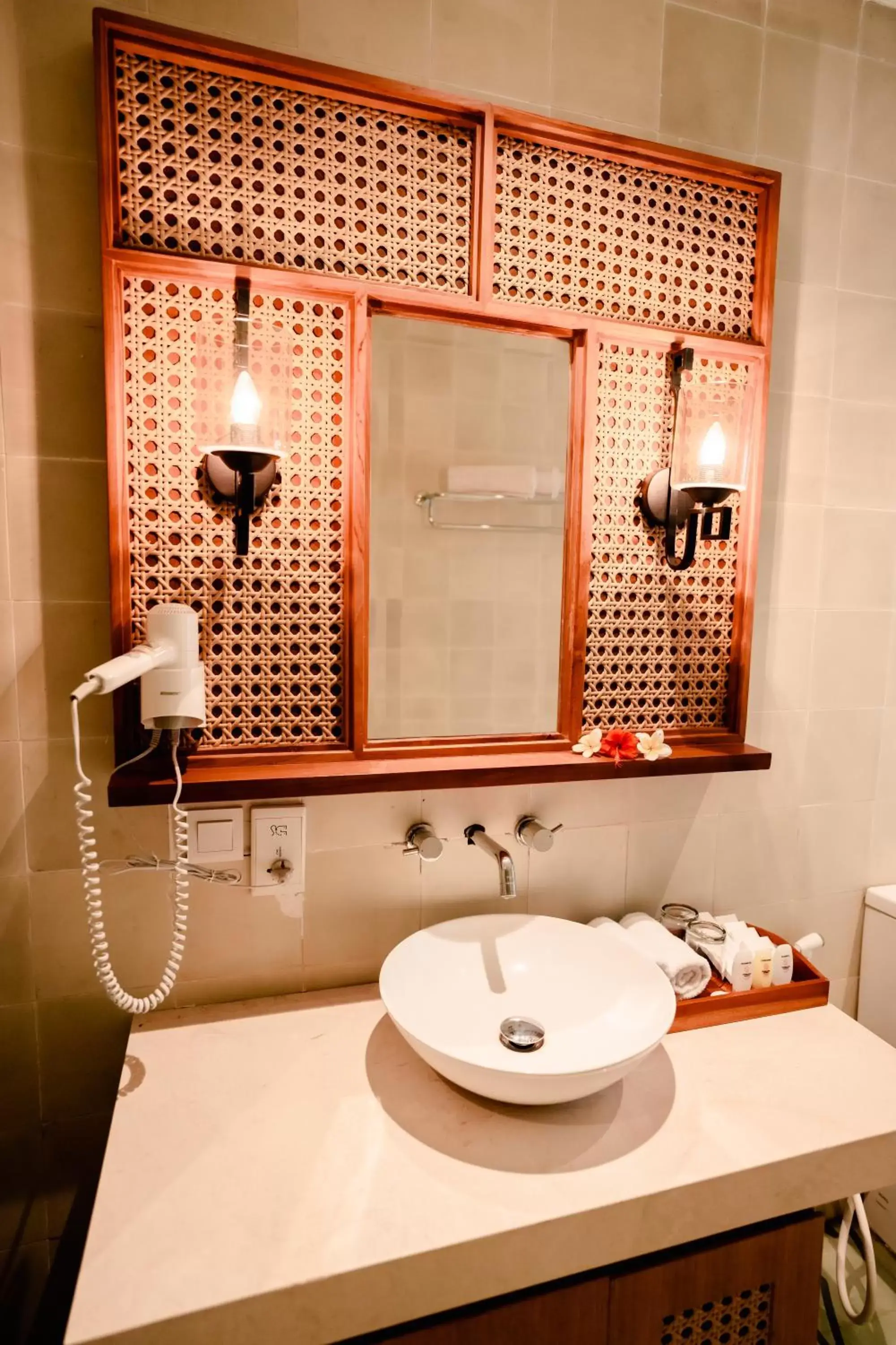 Bathroom in Fourteen Roses Boutique Hotel, Kuta