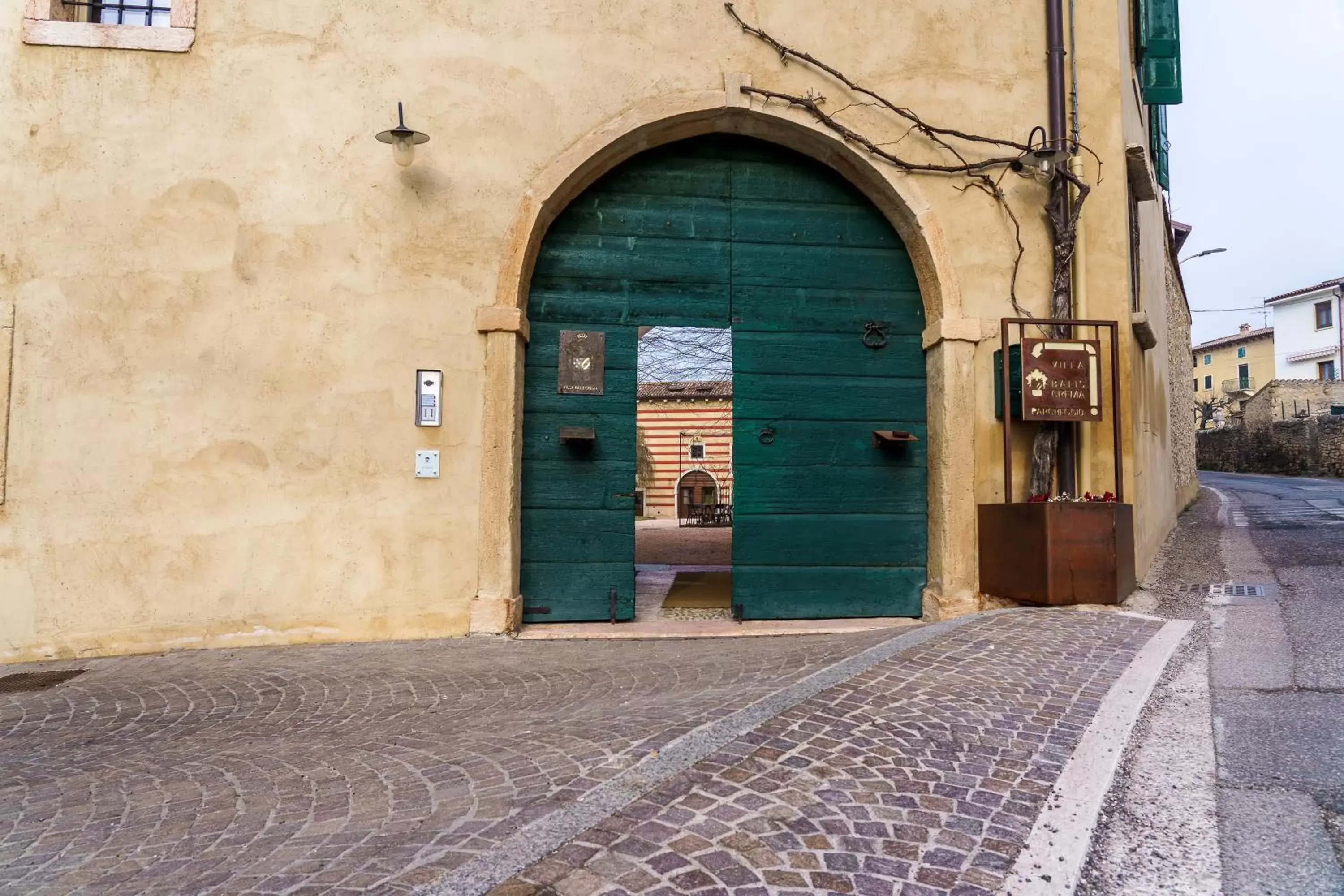 Facade/entrance in Villa Balis Crema Verona Hills