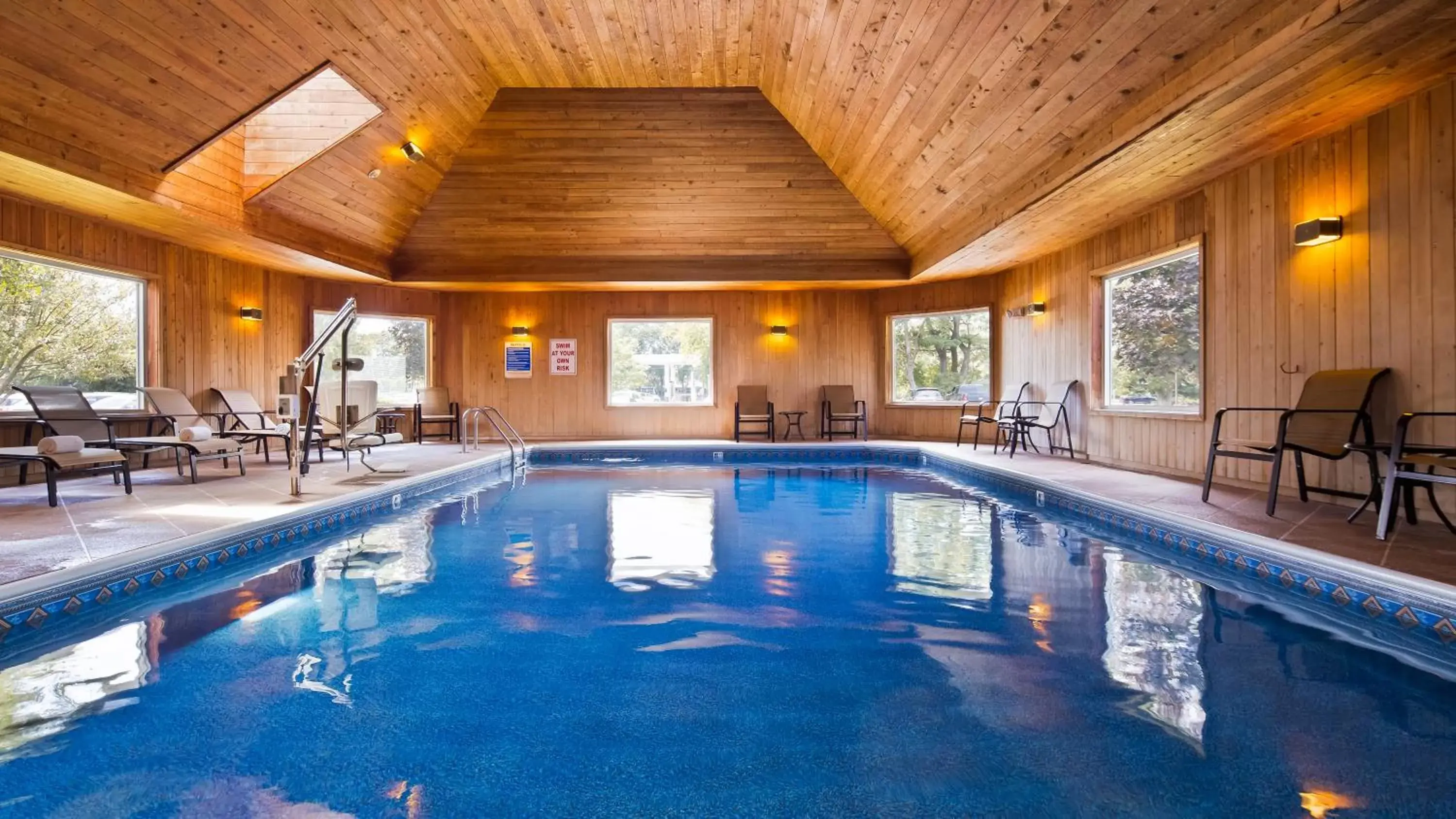 Swimming pool in Best Western Plus Windjammer Inn & Conference Center Swimming pool in Best Western Plus Windjammer Inn & Conference Center