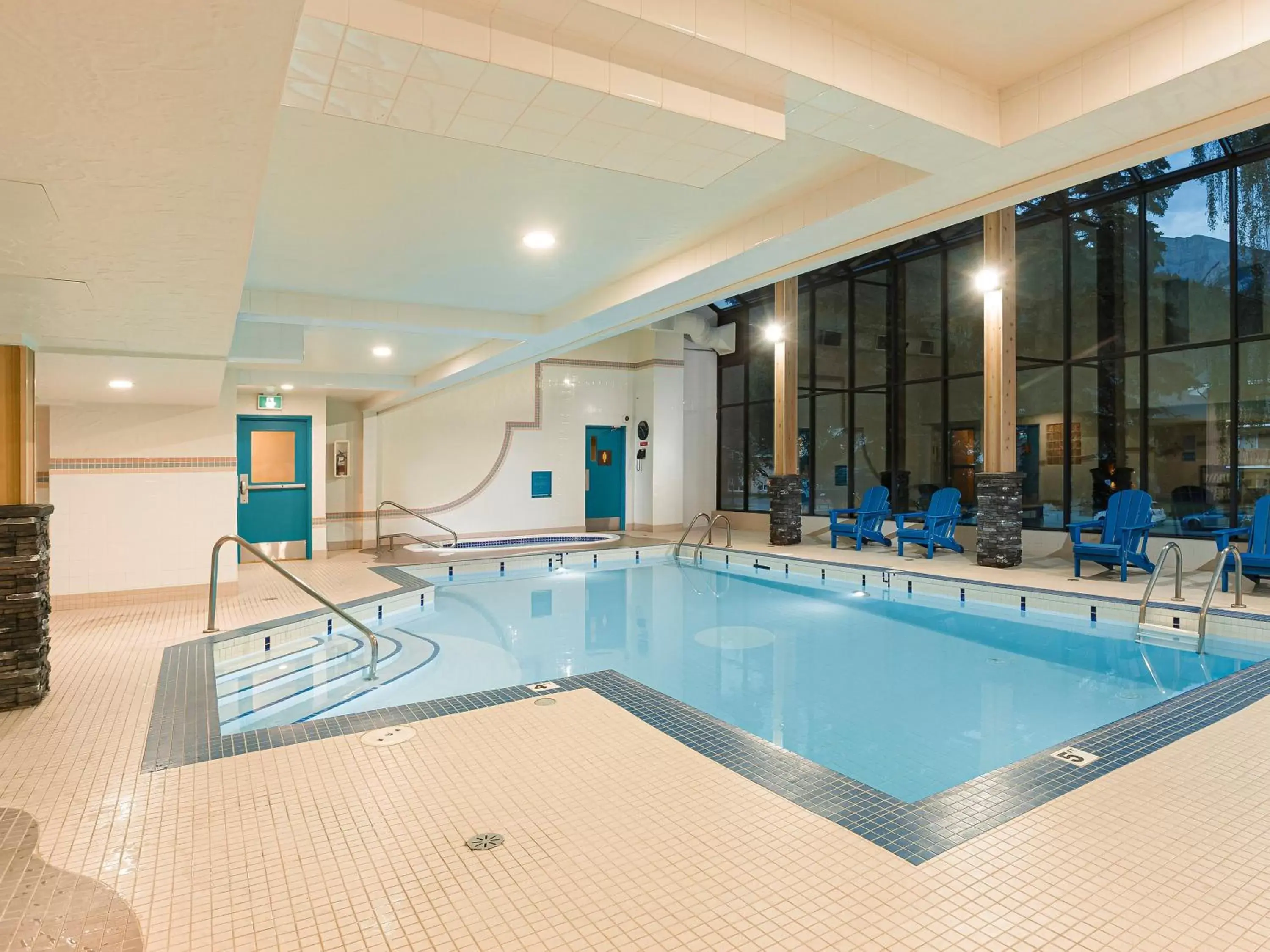 Swimming Pool in High Country Inn